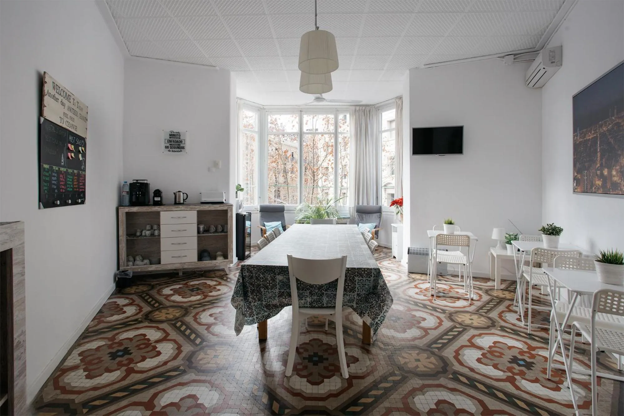 Communal lounge/ TV room in Hostal Eixample