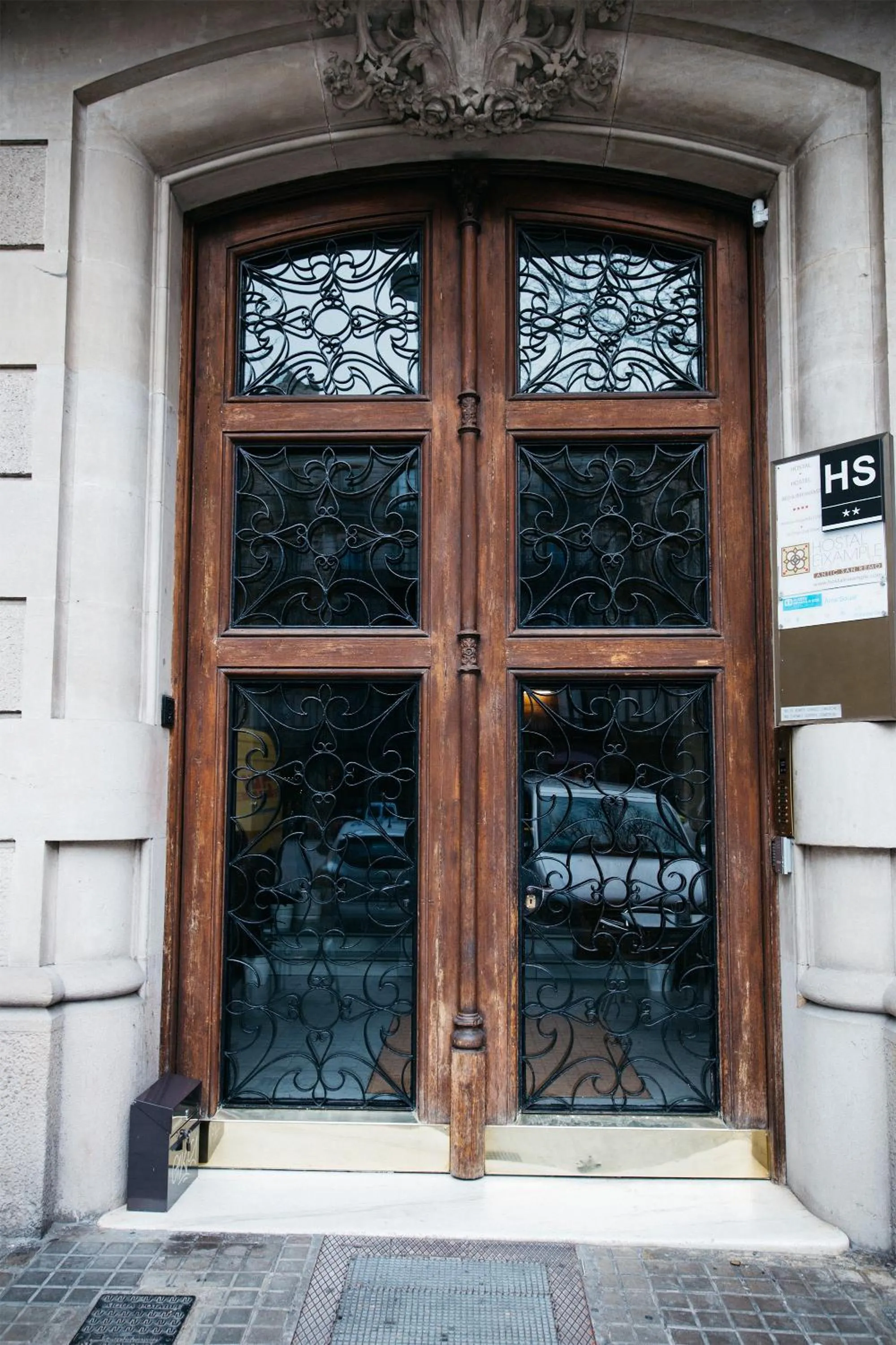 Facade/entrance in Hostal Eixample