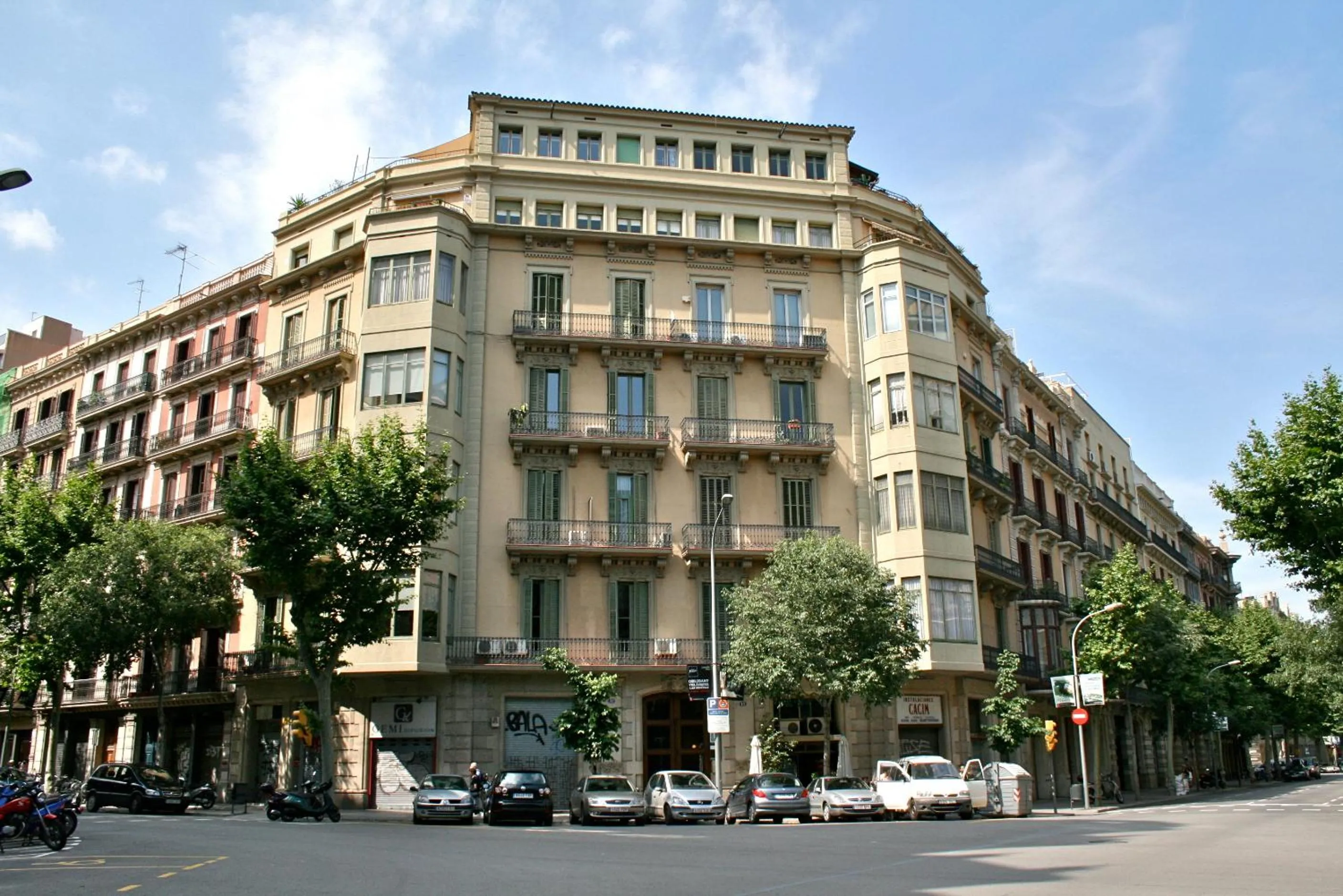 Property building in Hostal Eixample