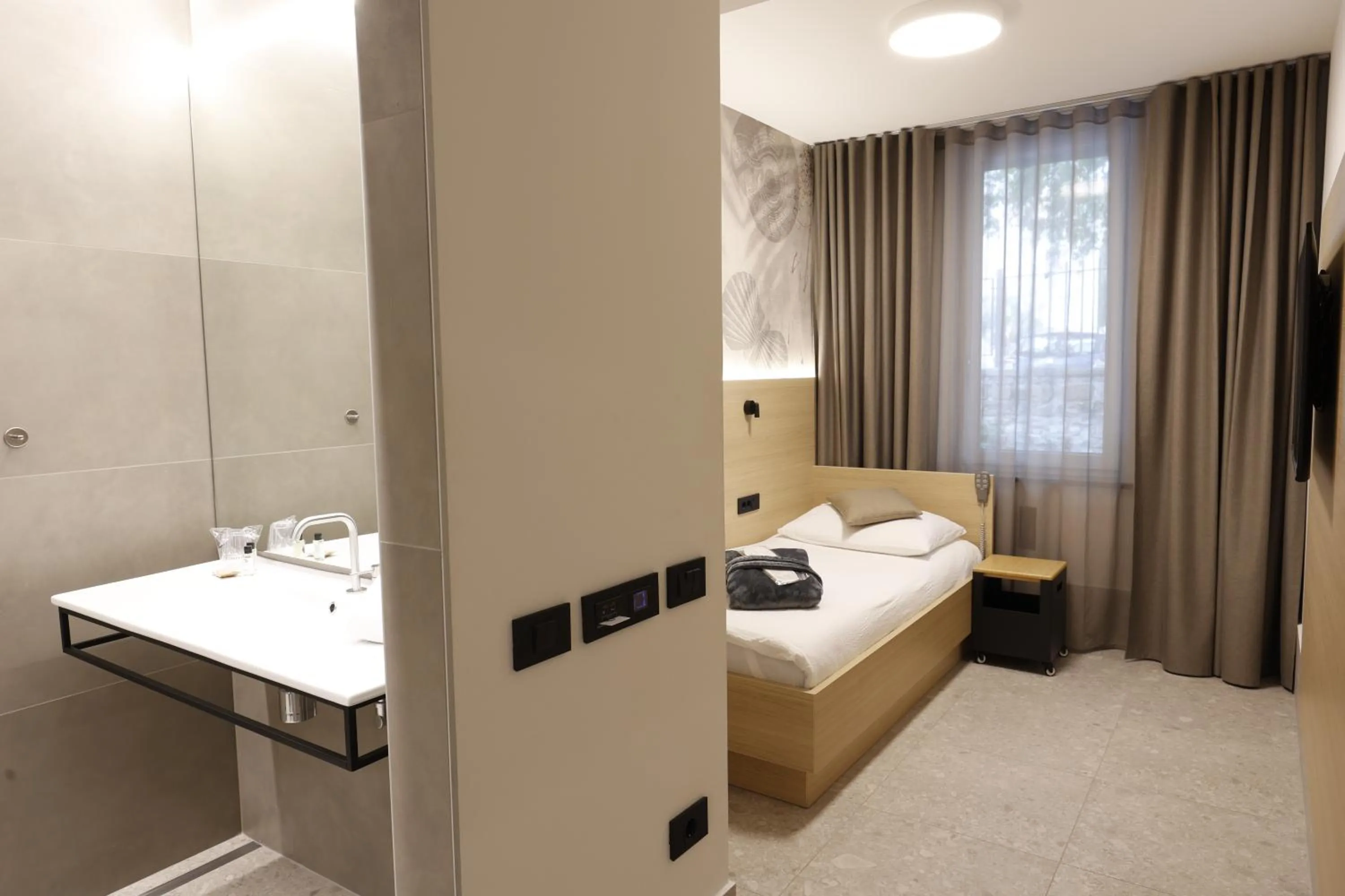 Bed in FLORAMARE HEALTH RESORT