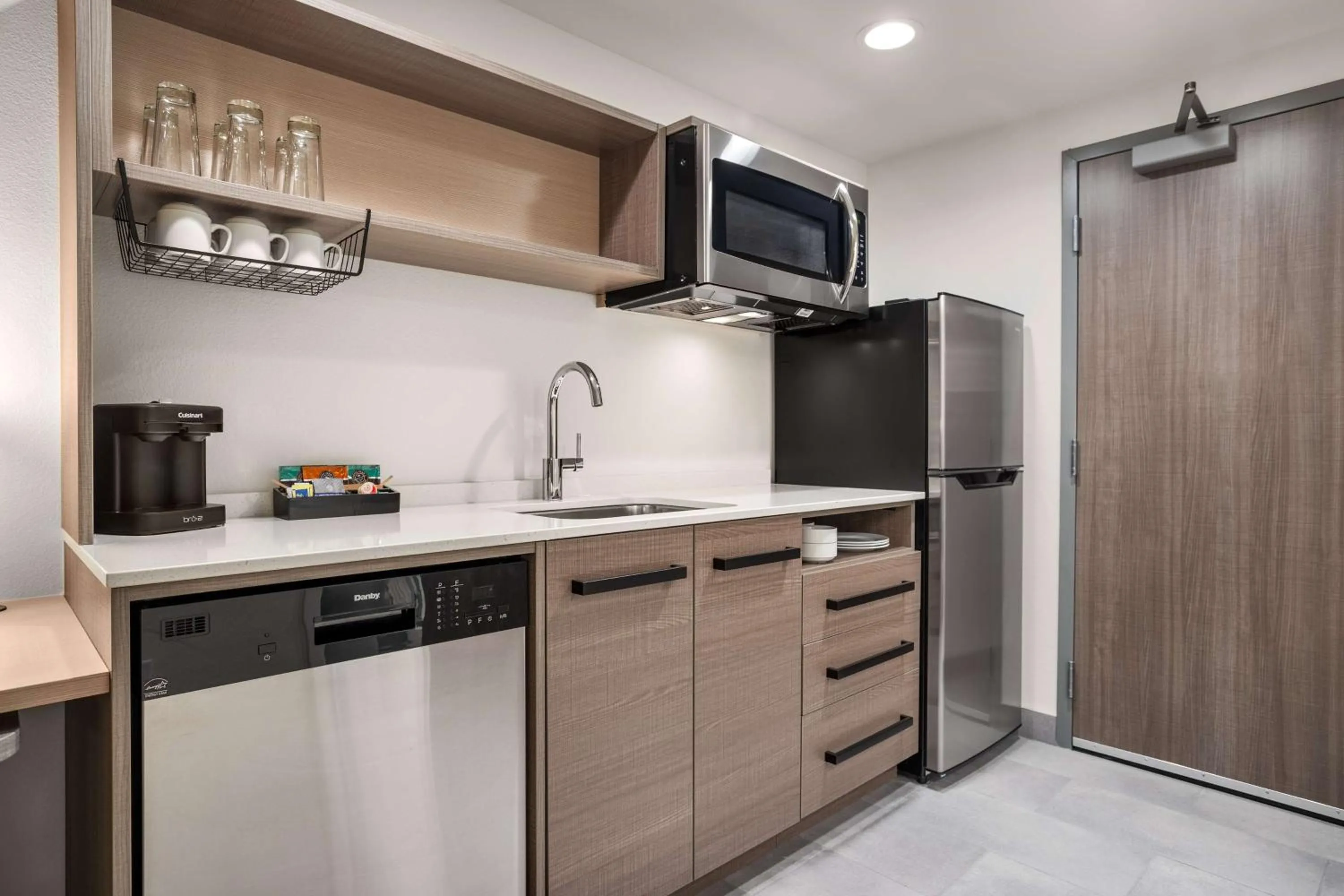 Kitchen or kitchenette in Home2 Suites By Hilton Indianapolis North At Intech Park