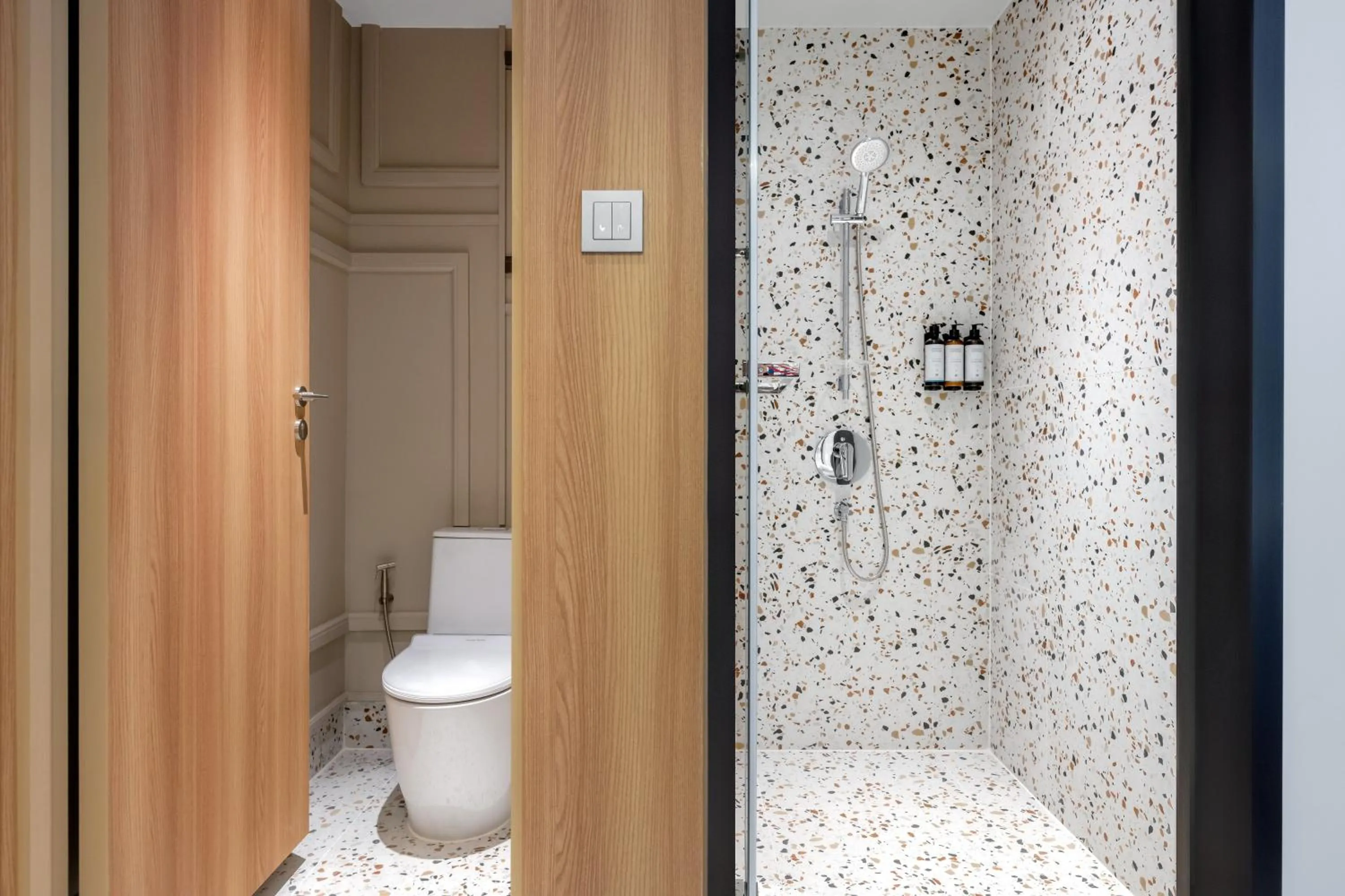 Shower in Mercure Bangkok Surawong