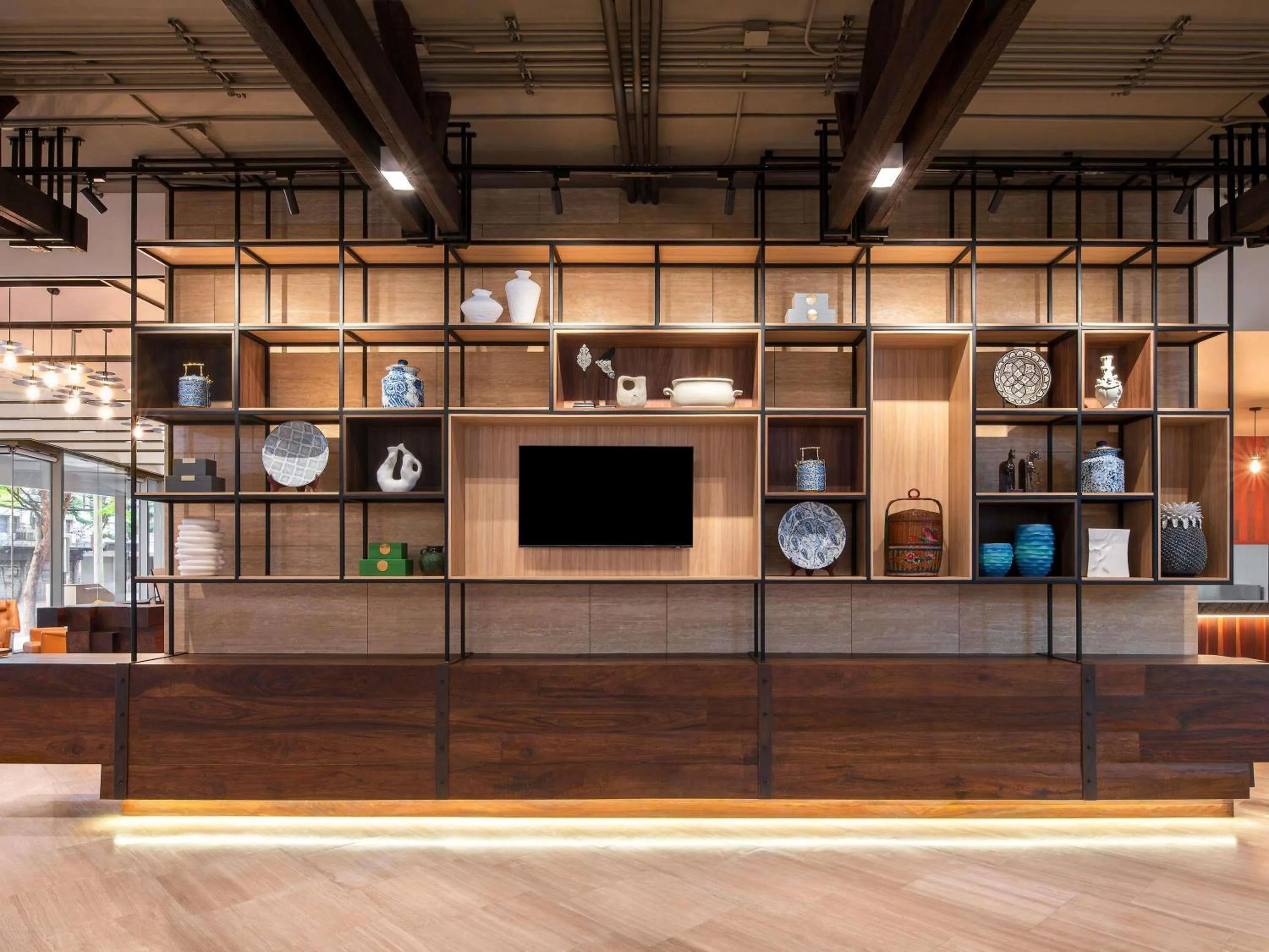 Restaurant/places to eat in Mercure Bangkok Surawong