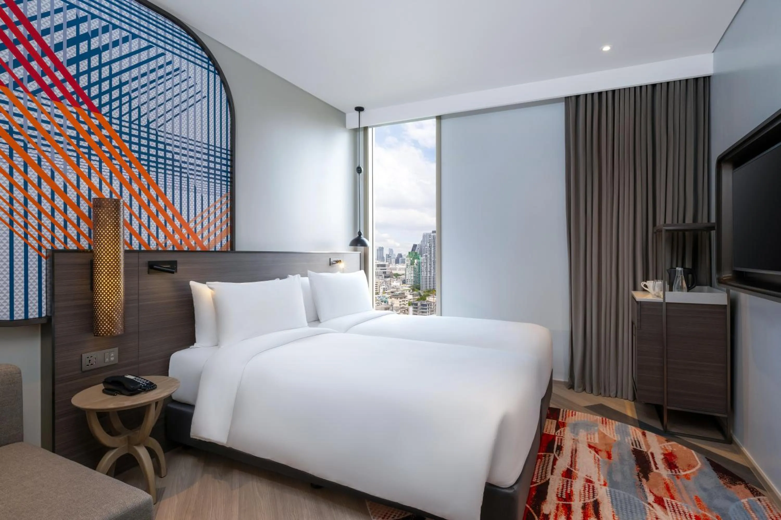 Photo of the whole room, Bed in Mercure Bangkok Surawong