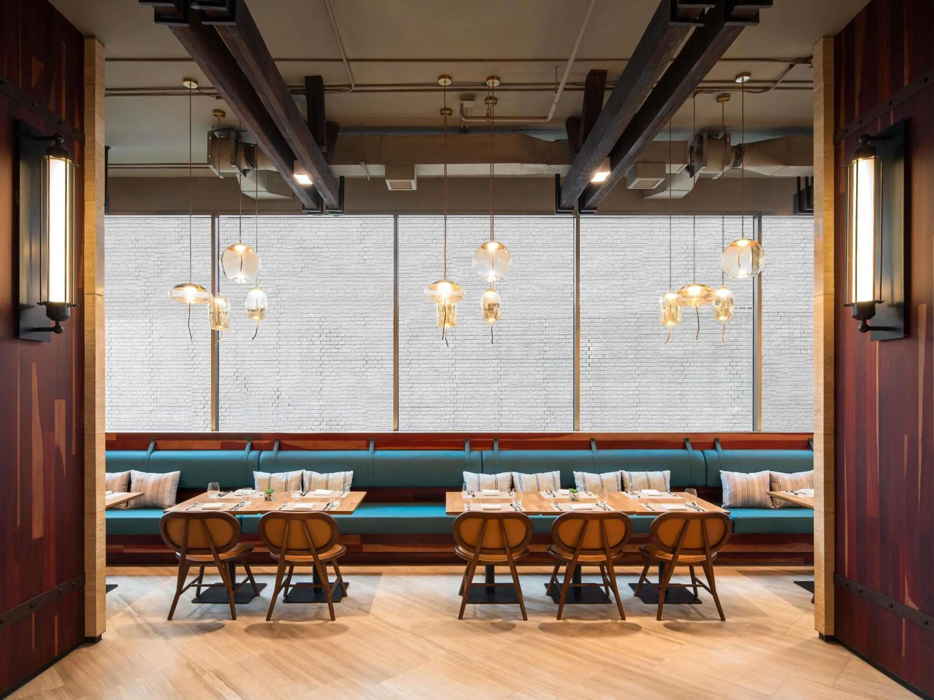 Restaurant/places to eat in Mercure Bangkok Surawong