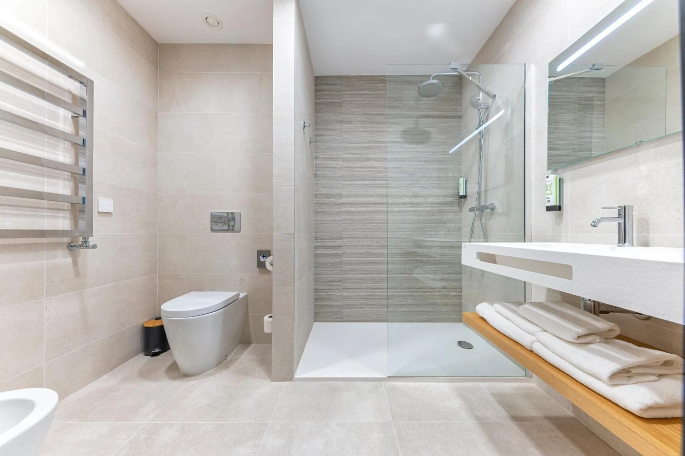 Shower in UNIVERSA Hoteles