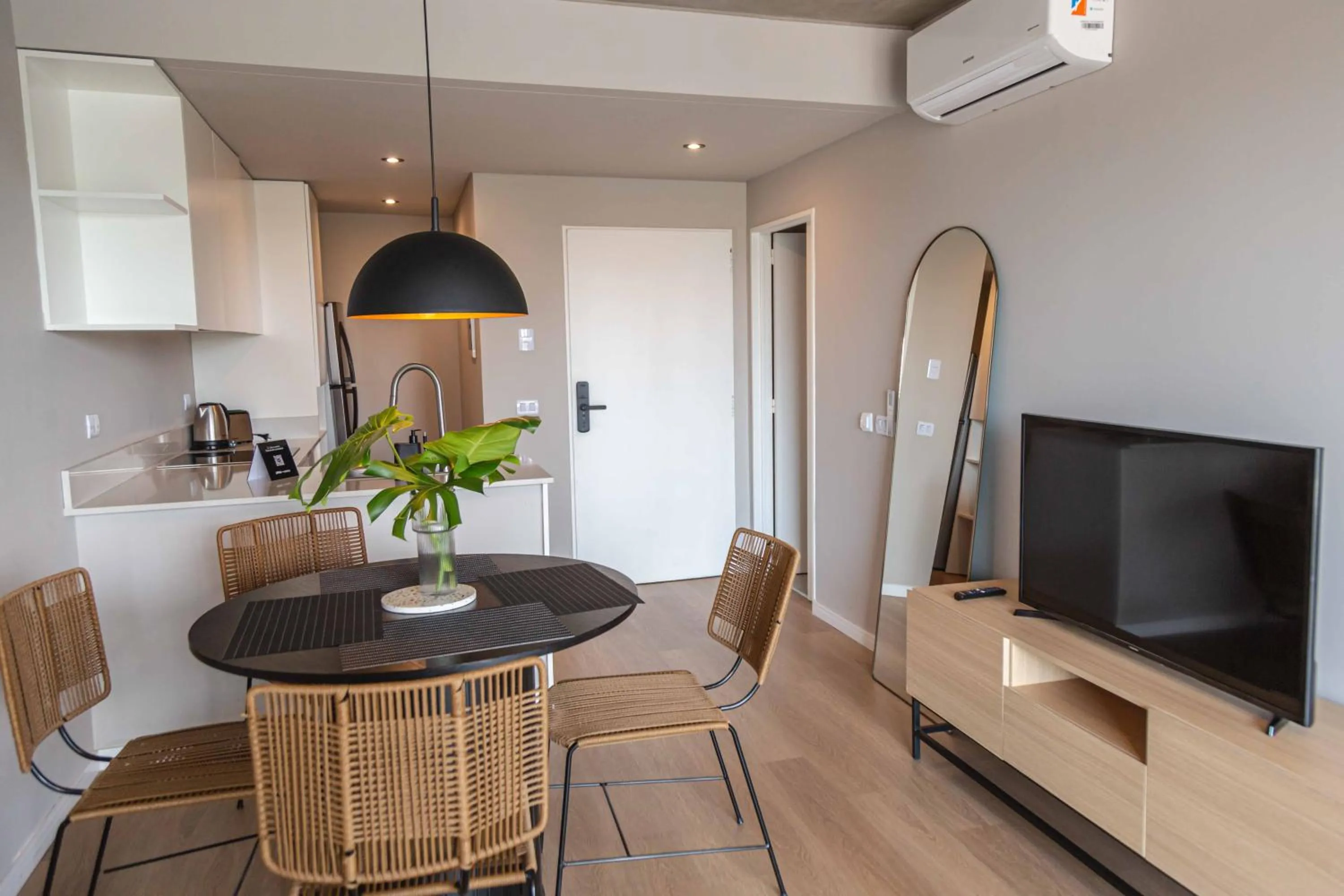 Dining area in Milenia Soho by iPPA