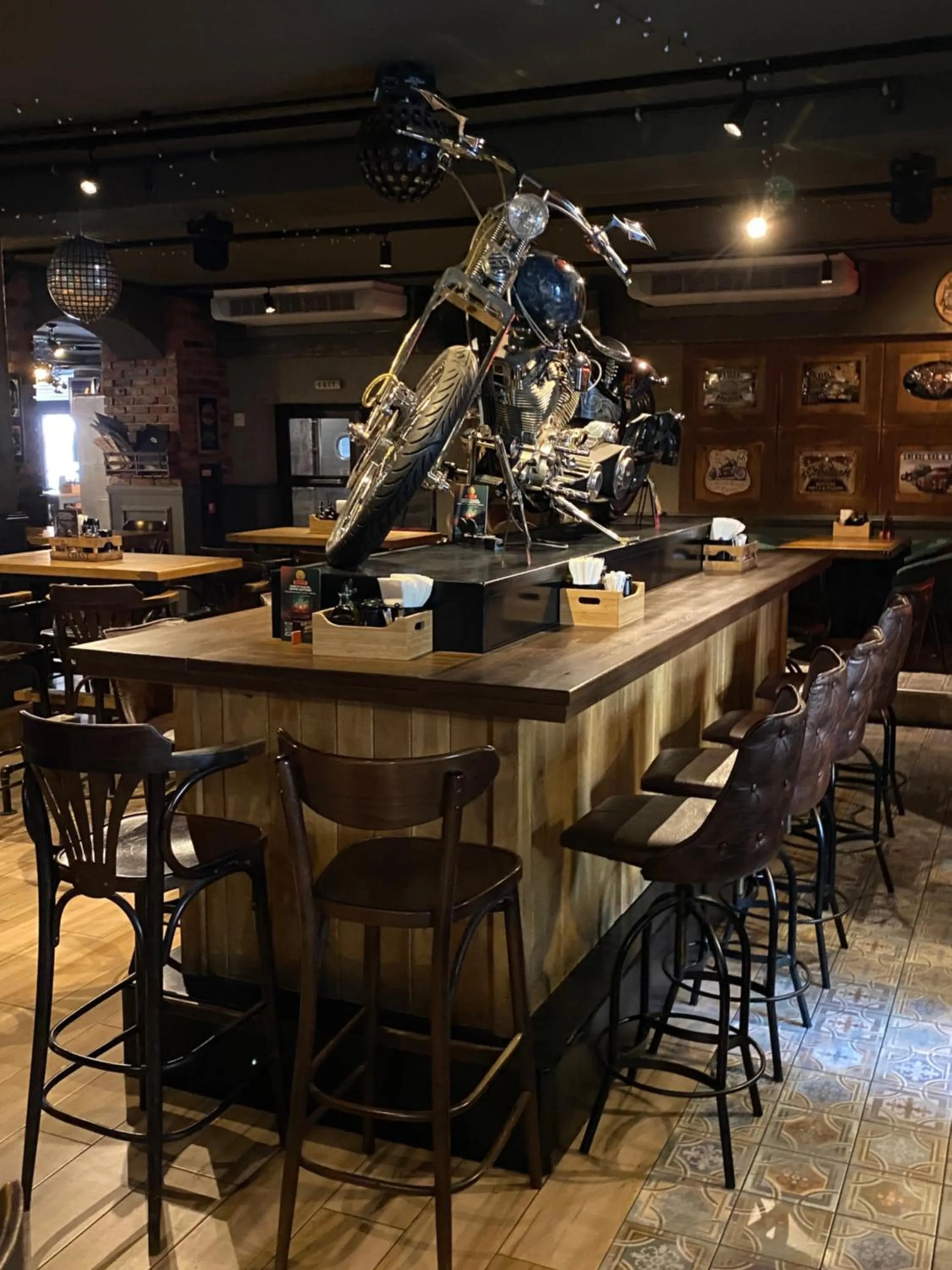 Restaurant/places to eat in City Hotel