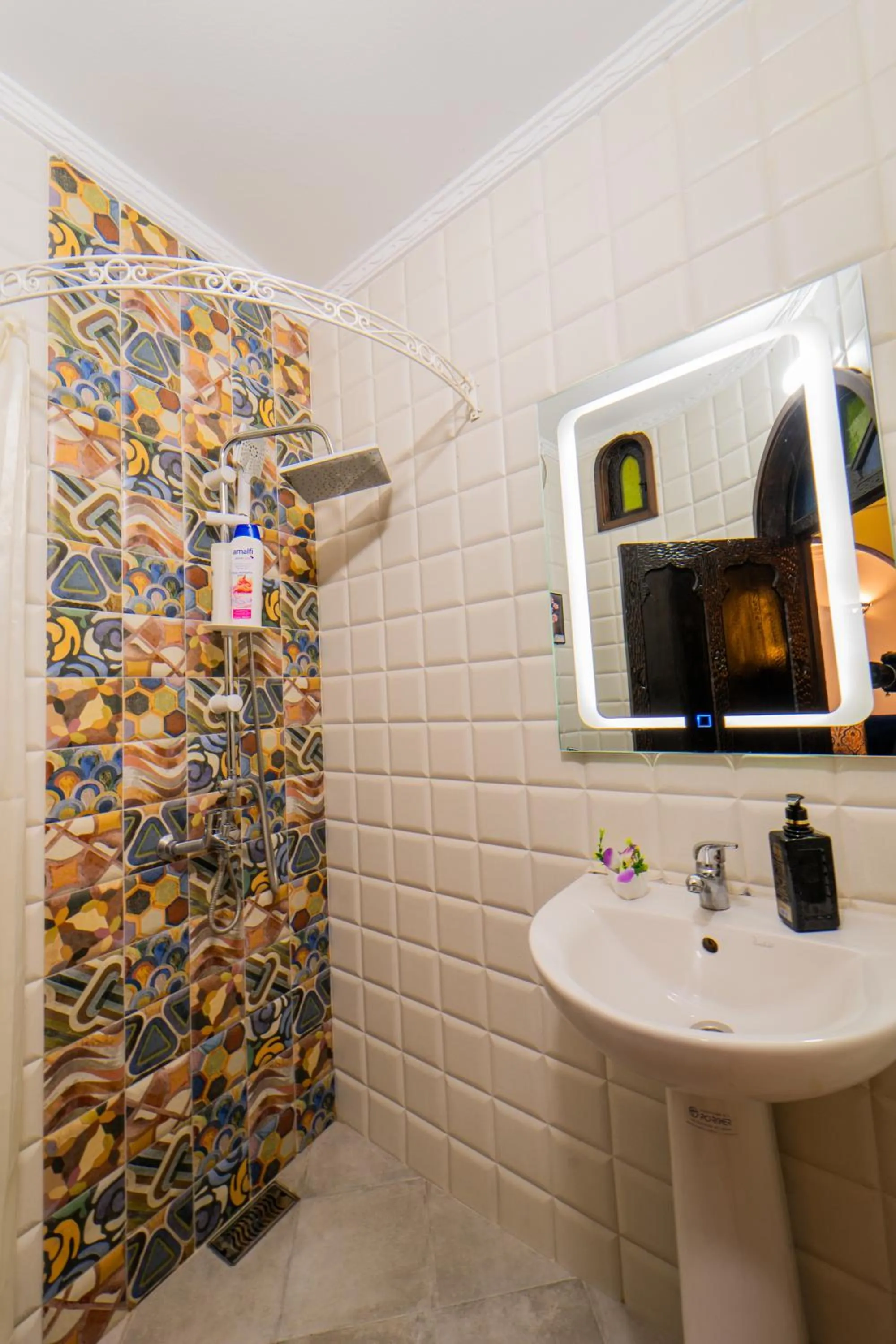 Shower in DAR NOKHBA INN