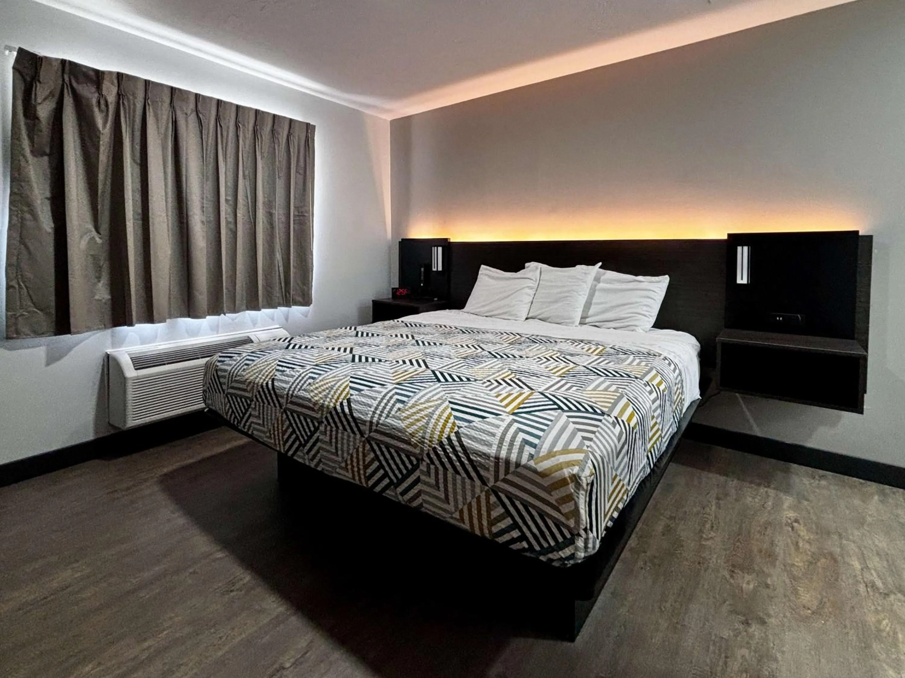 Photo of the whole room, Bed in Studio 6 Ogden, UT 21st Street