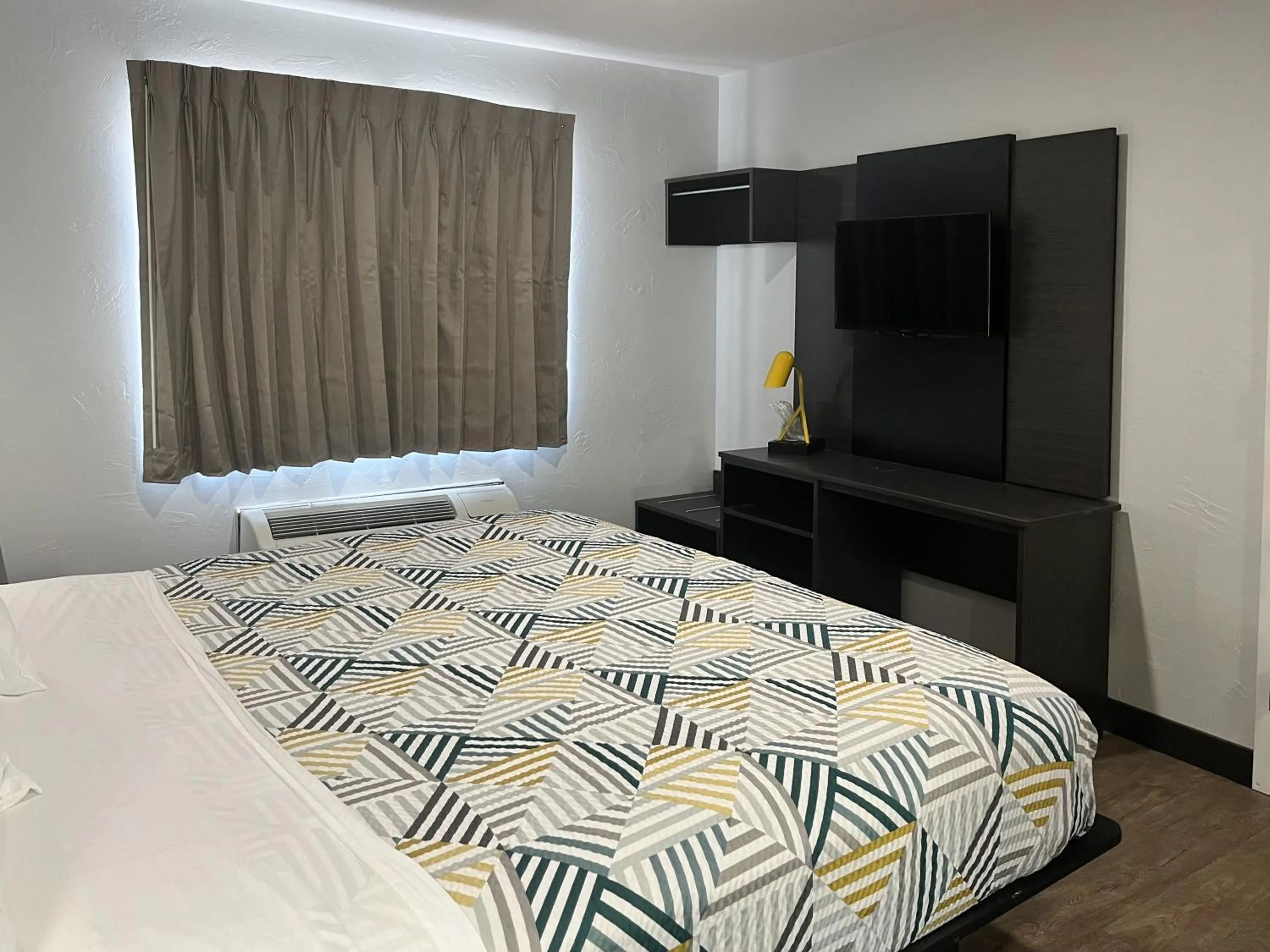 Bedroom, Bed in Studio 6 Ogden, UT 21st Street