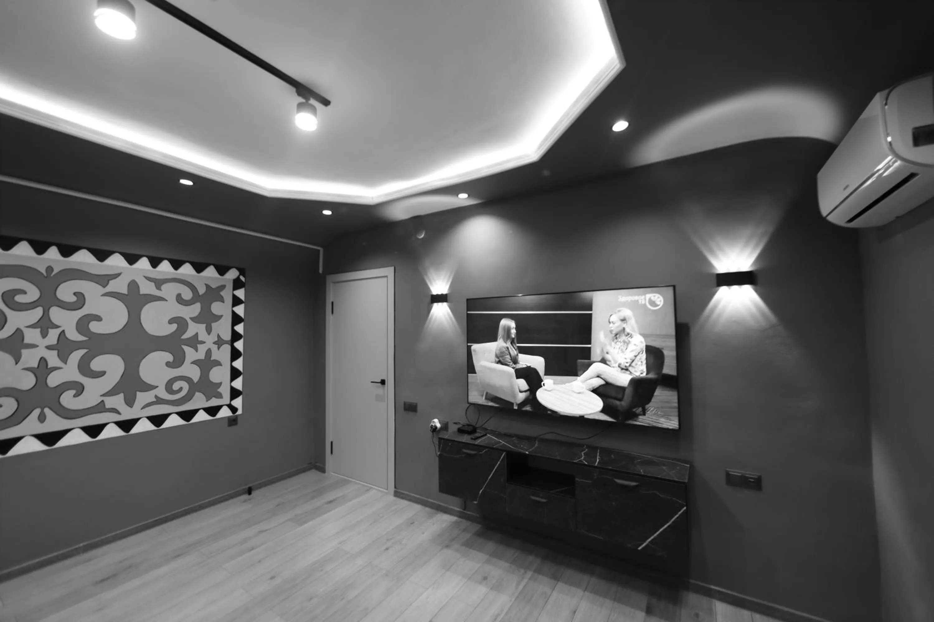 Communal lounge/ TV room in Cozy Hostel