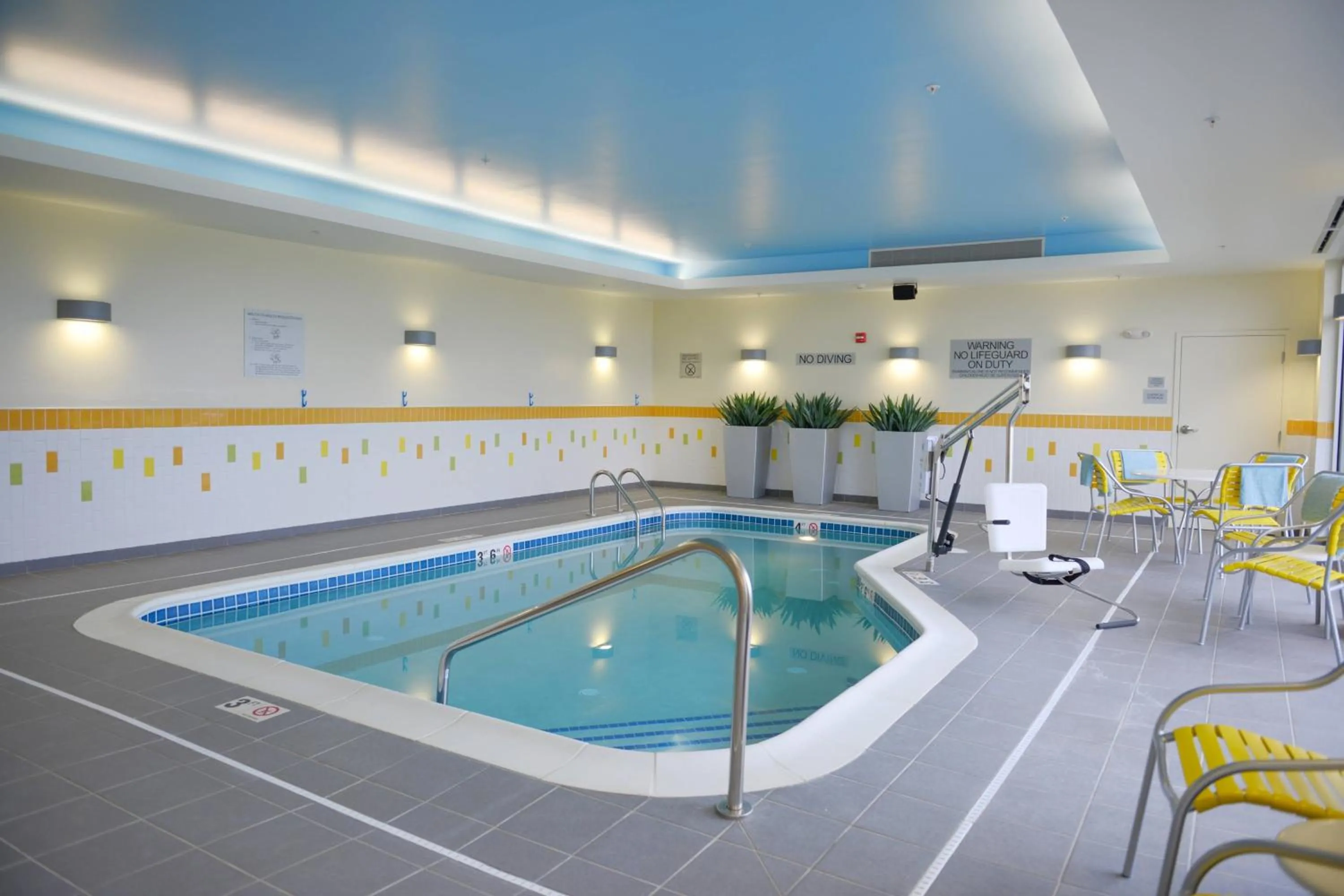 Swimming pool in Fairfield Inn and Suites Canton South