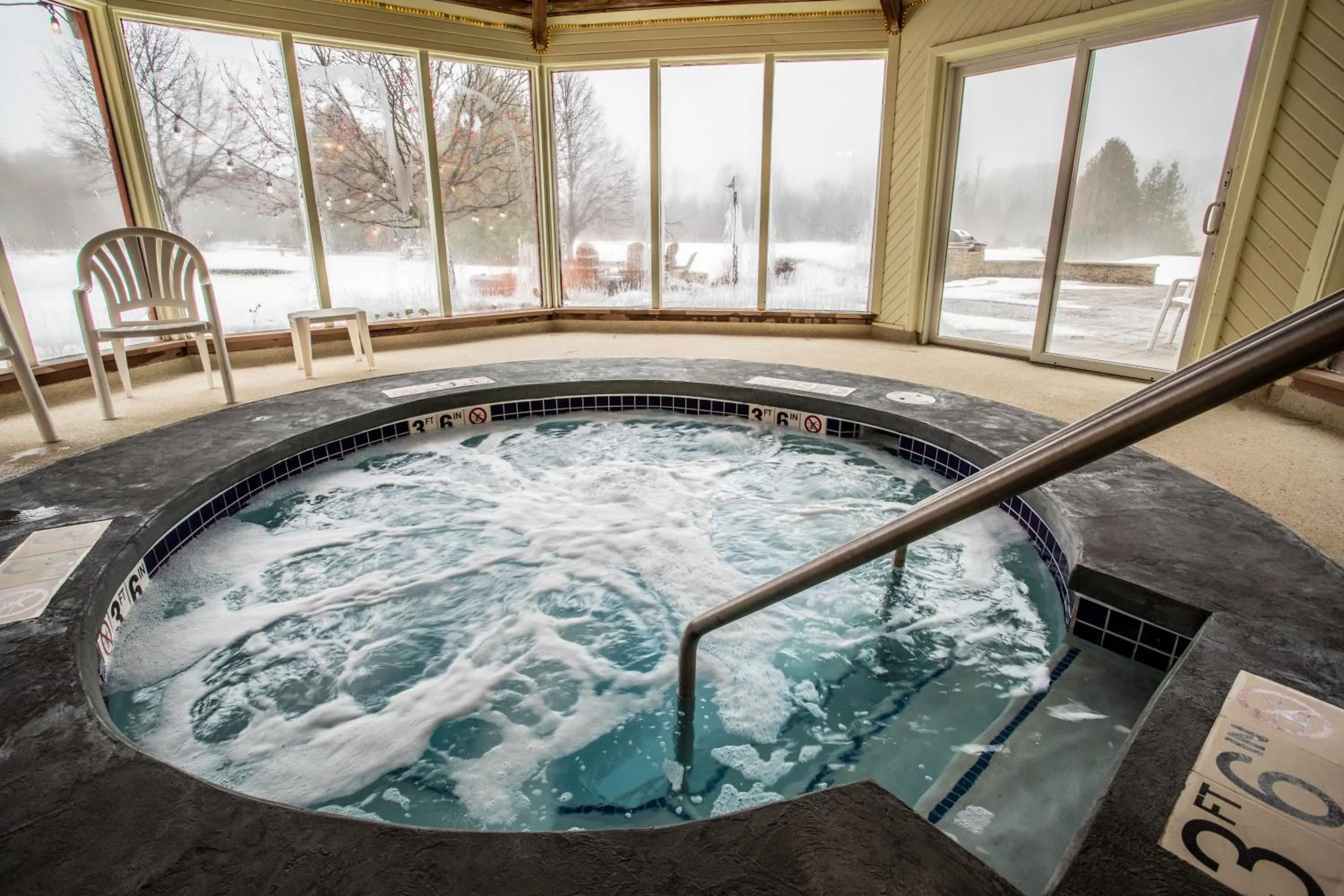 Swimming pool in Open Hearth Lodge