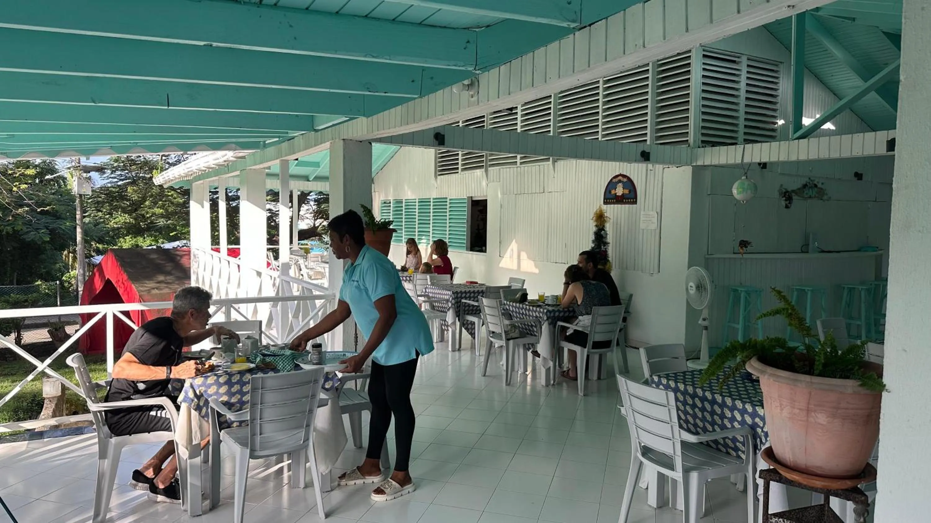 Restaurant/places to eat in South West Bay Cabañas