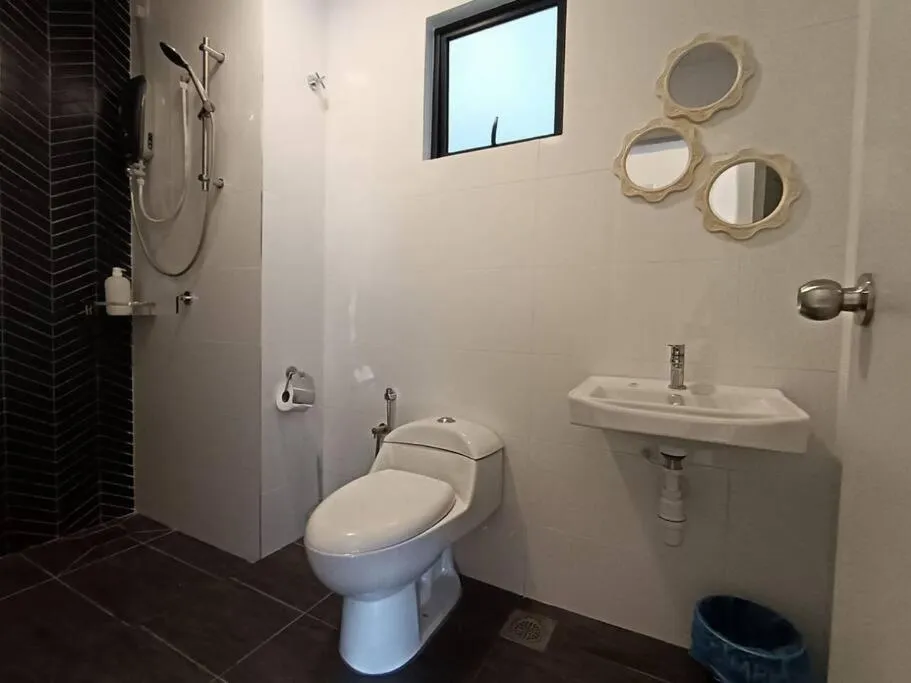 Toilet in The Horizon Ipoh Dual L13 by Grab A Stay