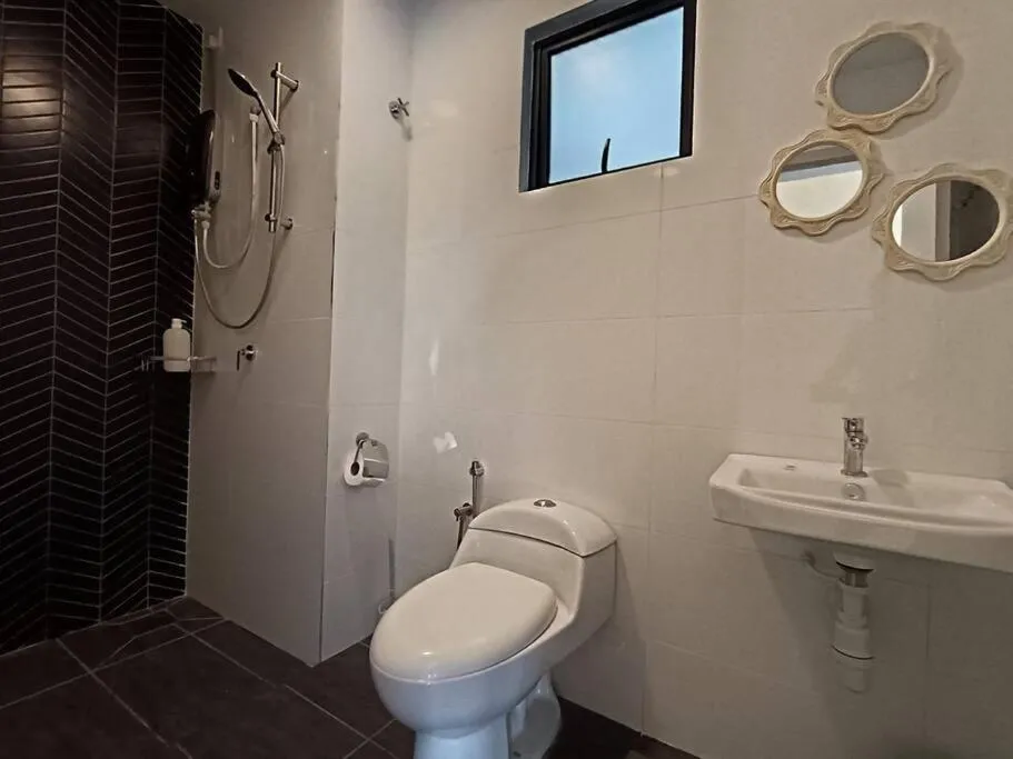 Shower in The Horizon Ipoh Dual L13 by Grab A Stay