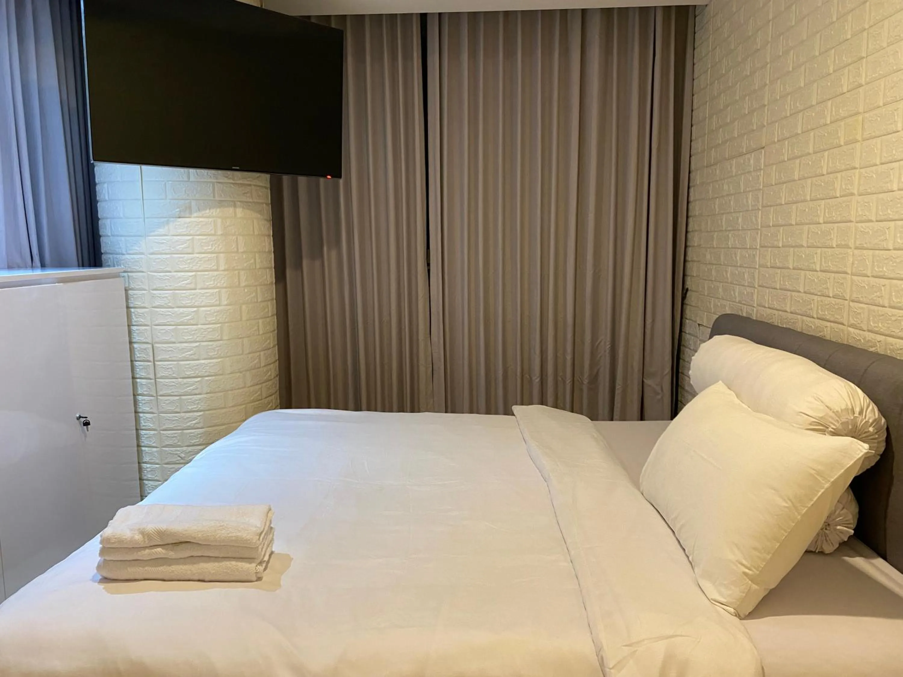 Bed in Comfort and Luxury Private Room at Goldcoast PIK