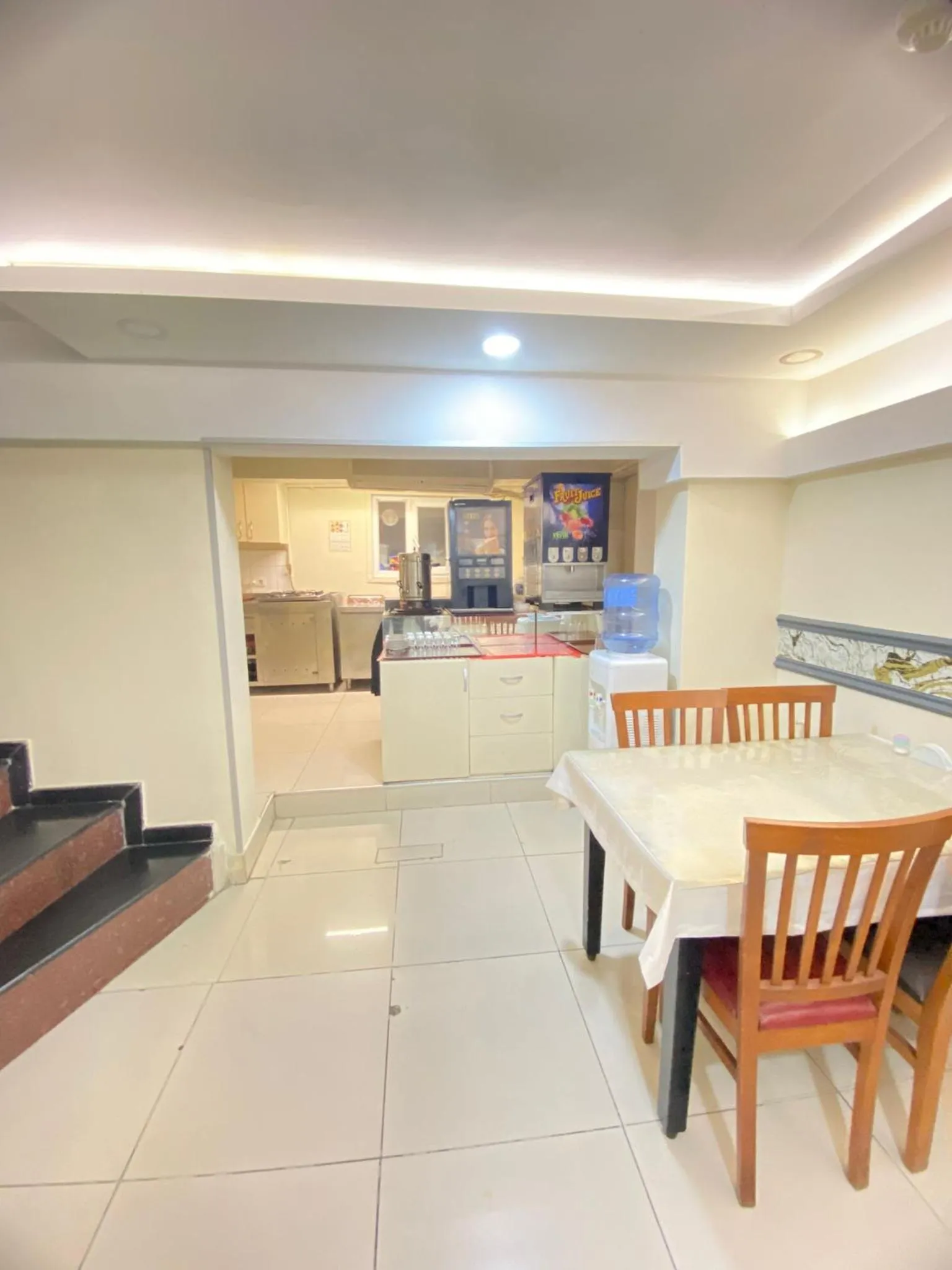 Restaurant/places to eat in Abam Hotel