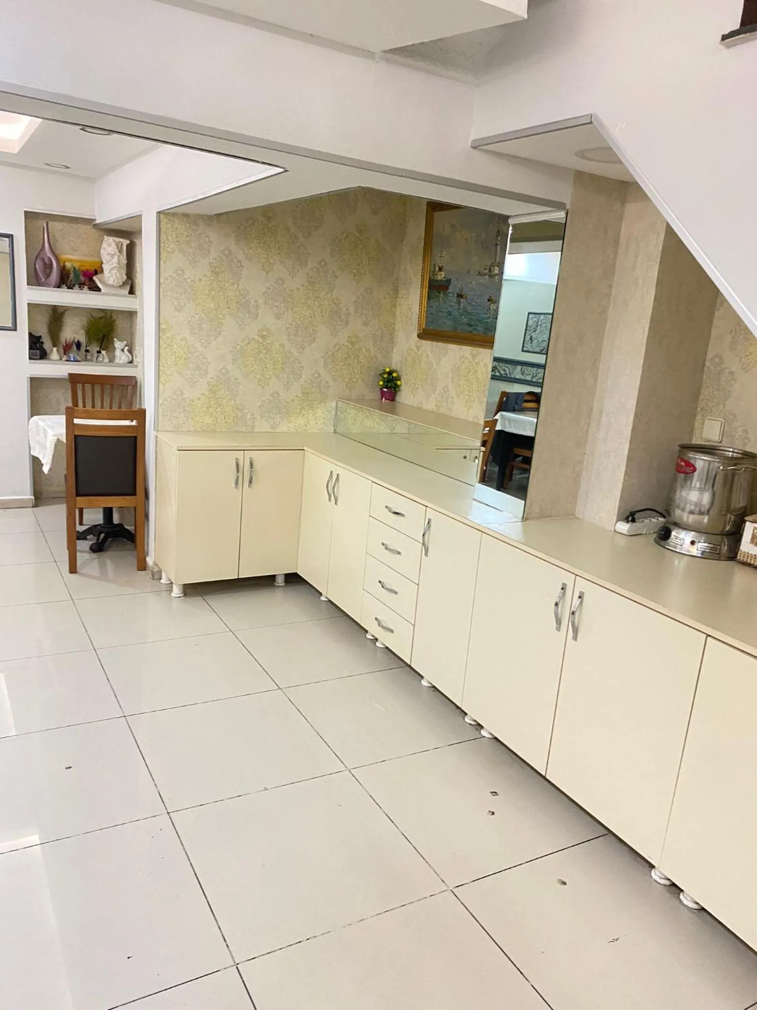 Restaurant/places to eat in Abam Hotel