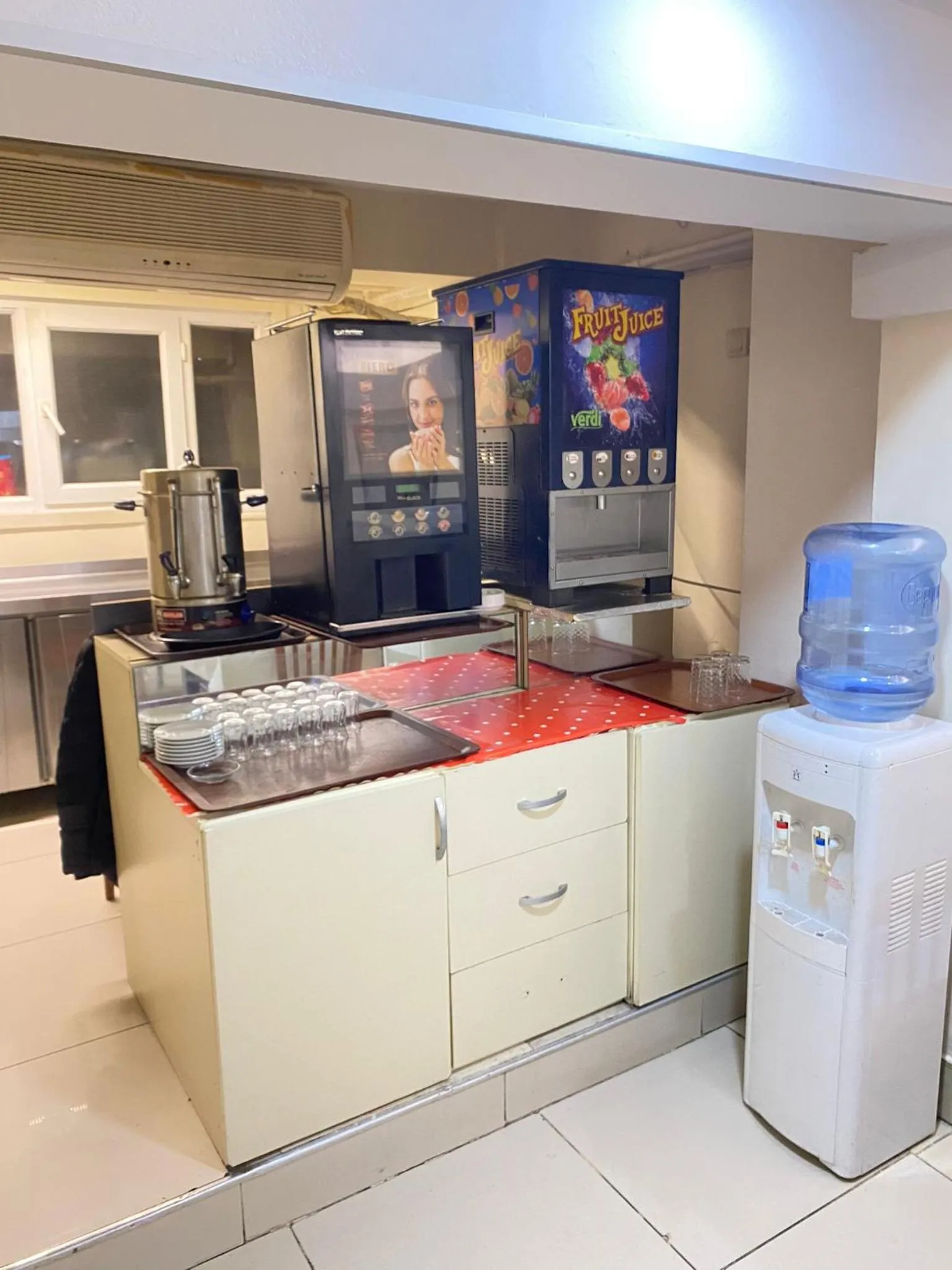 Restaurant/places to eat in Abam Hotel