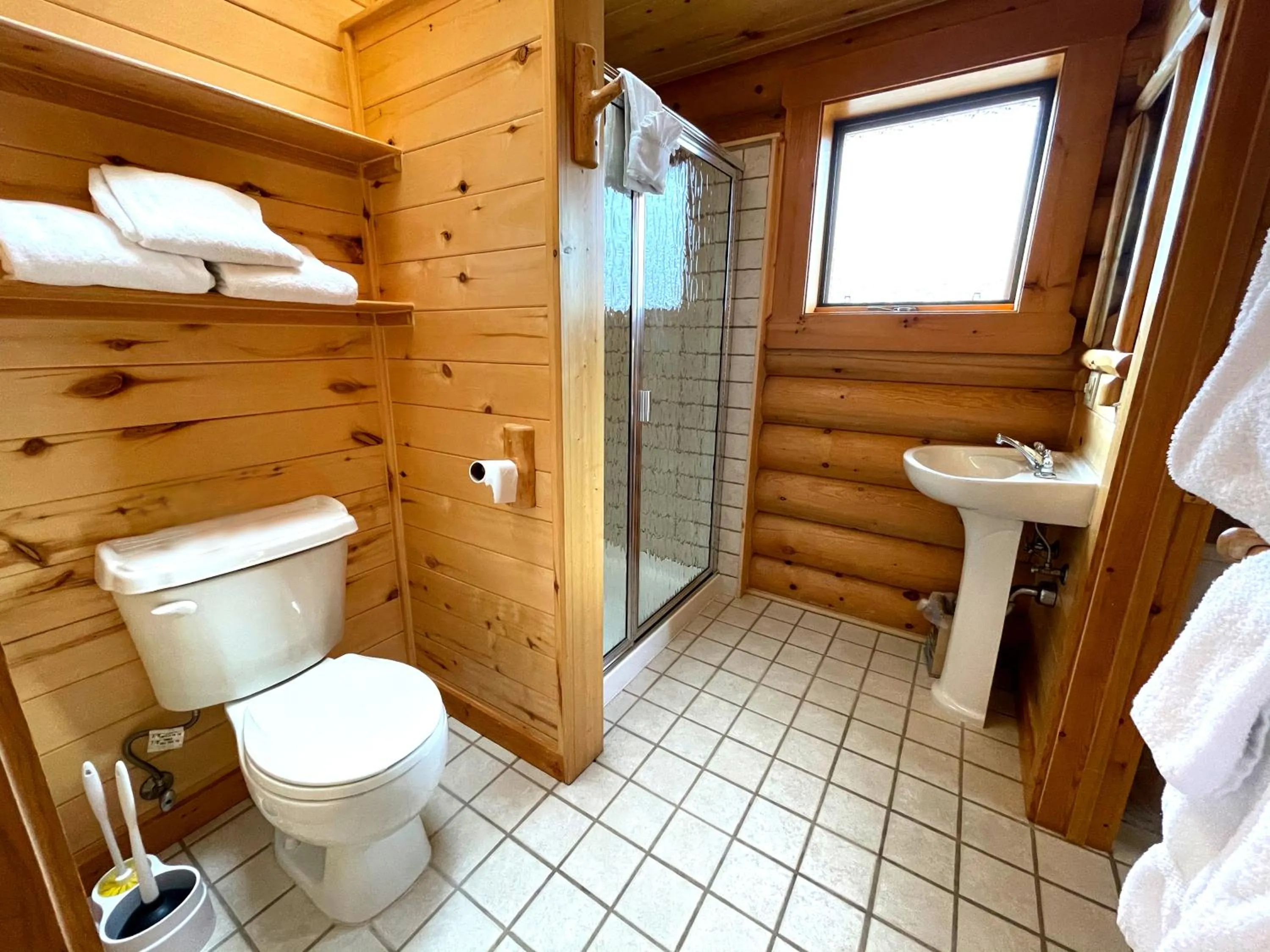 Bathroom in Beartooth Hideaway Inn & Cabins