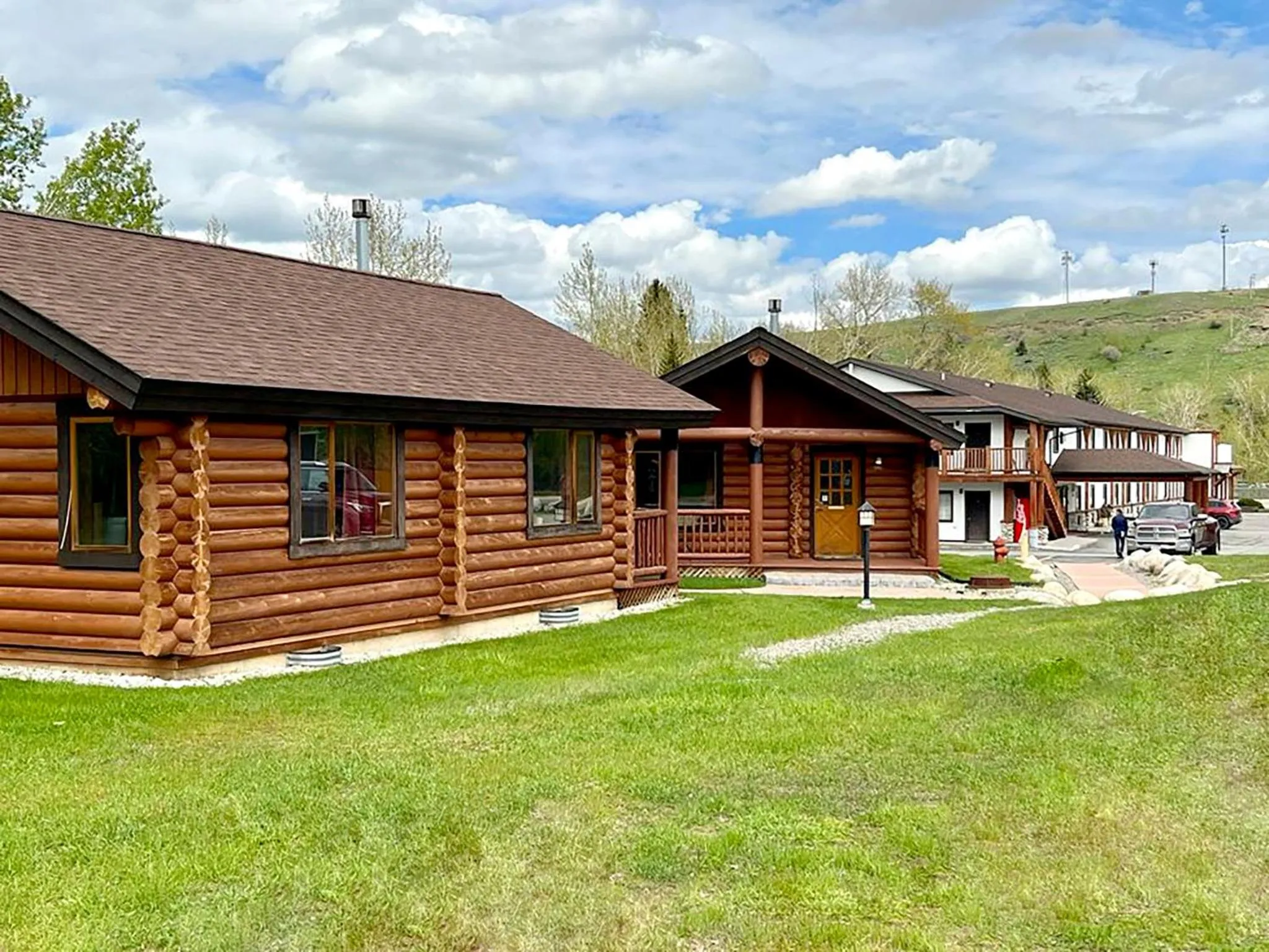 Property building in Beartooth Hideaway Inn & Cabins