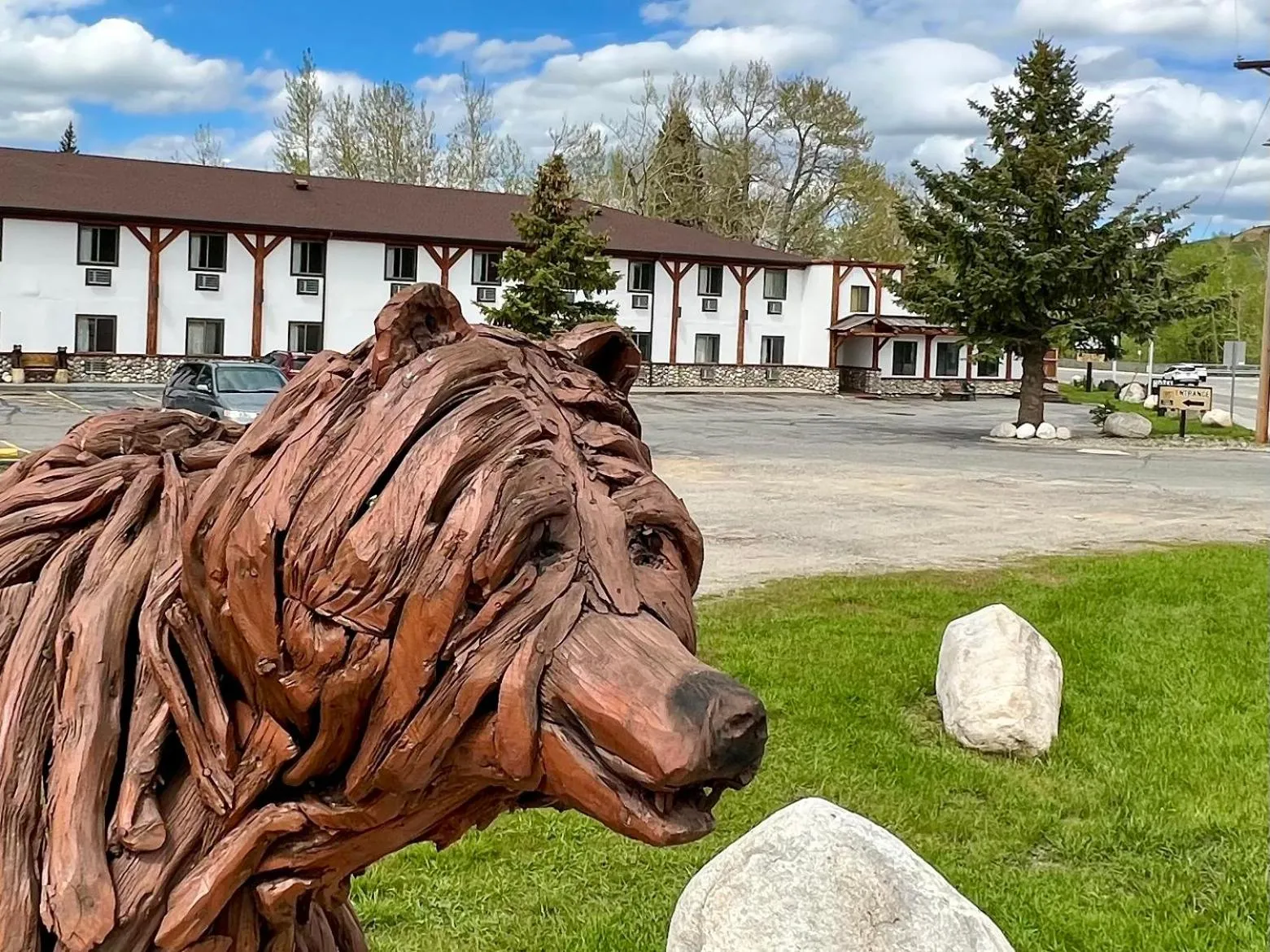 Property building in Beartooth Hideaway Inn & Cabins