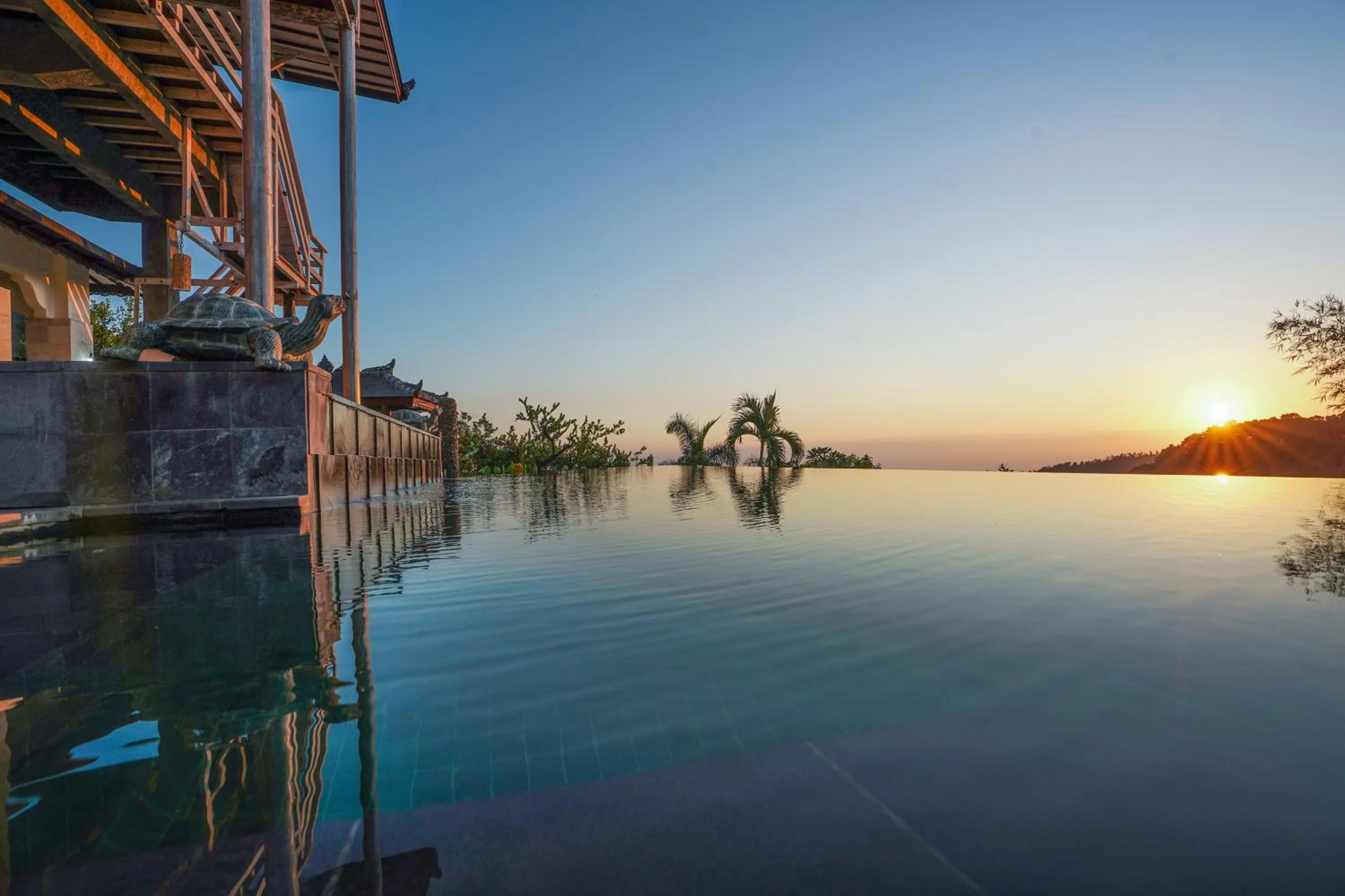 Swimming pool in Rinjani Lodge