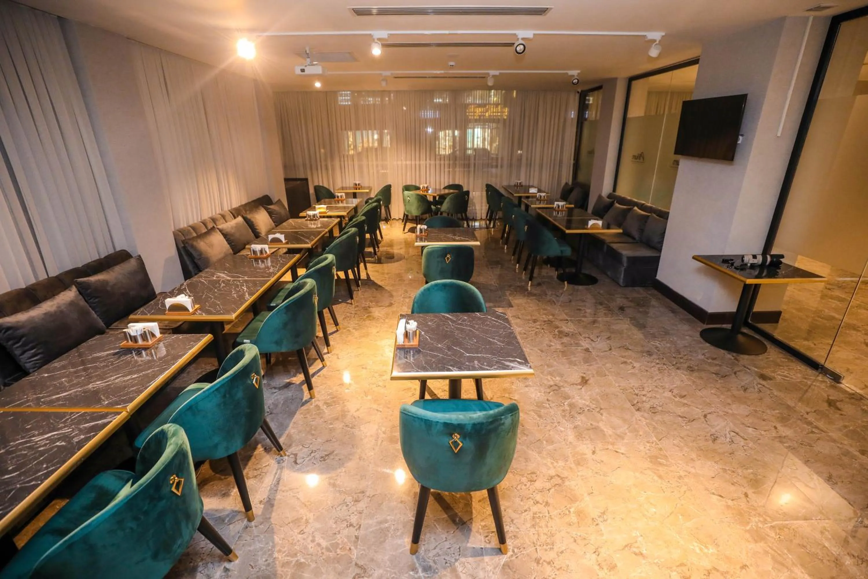 Restaurant/places to eat in Arium Hotel Baku