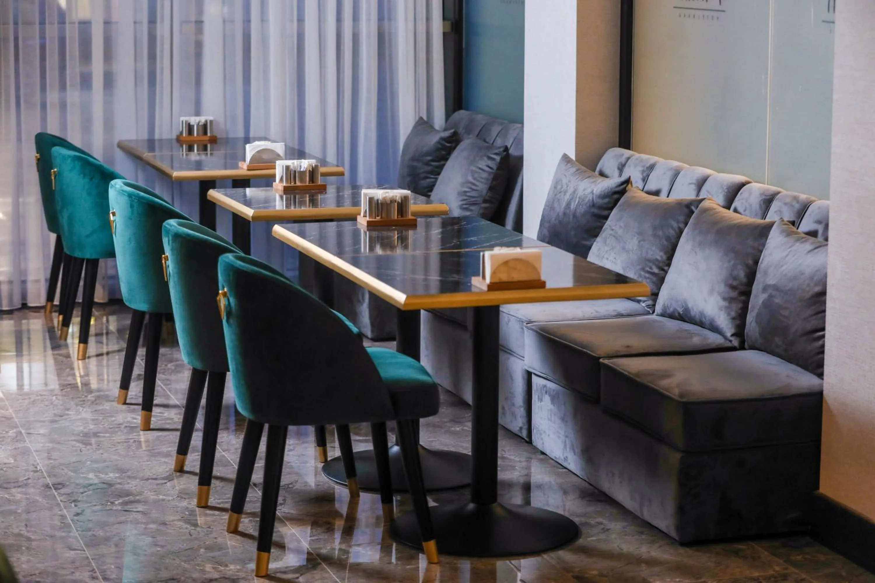Restaurant/places to eat in Arium Hotel Baku