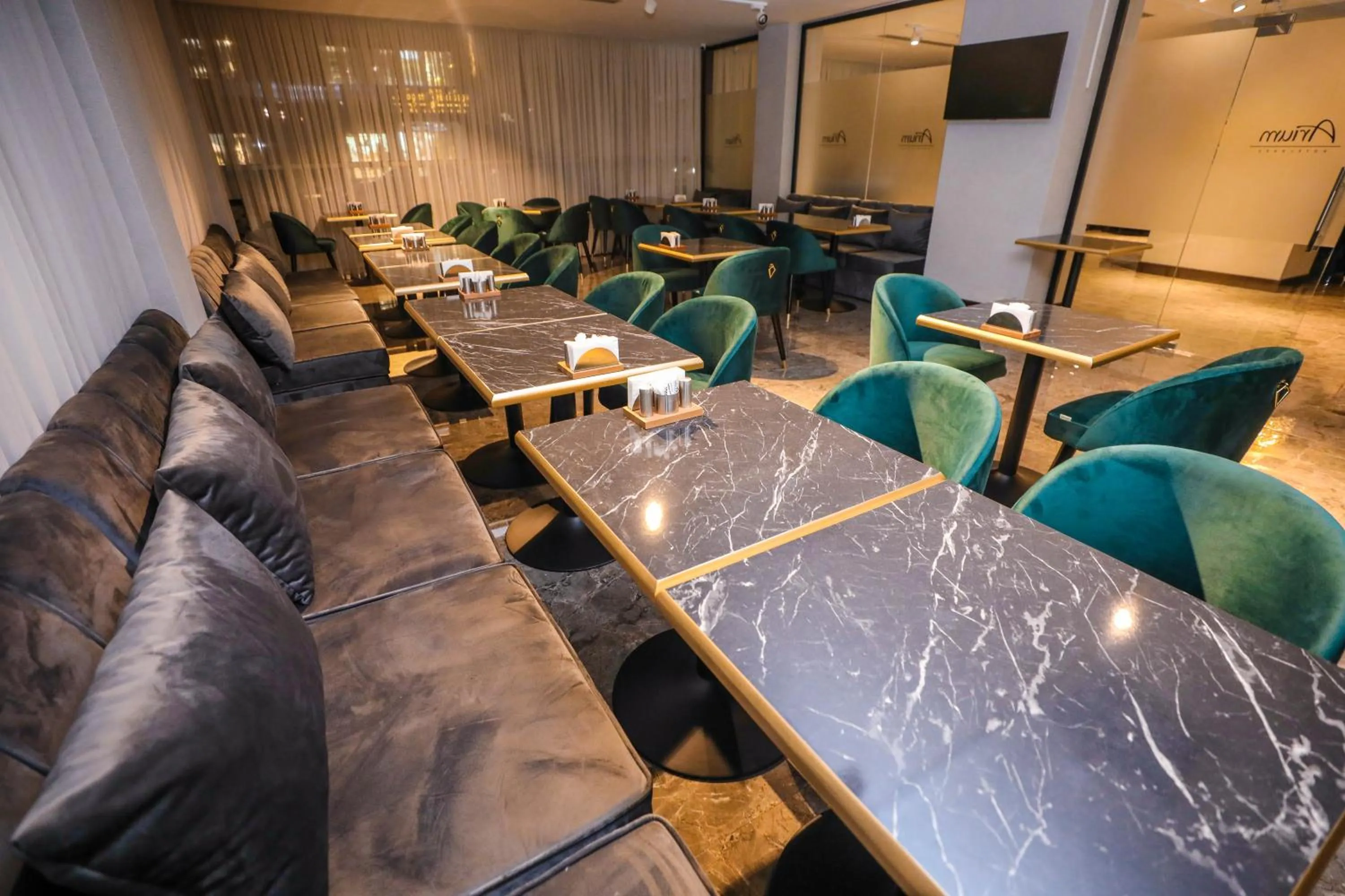 Restaurant/places to eat in Arium Hotel Baku
