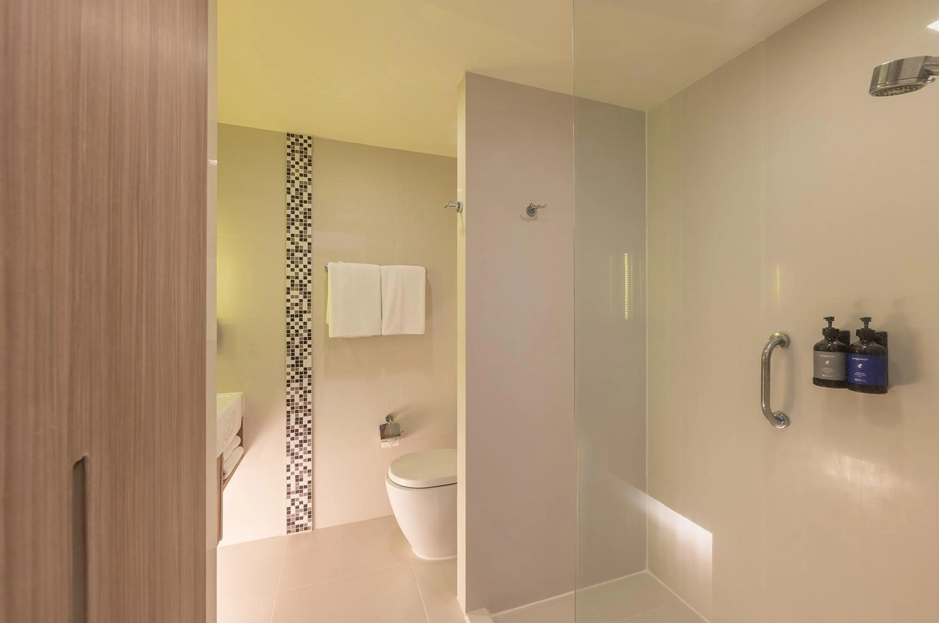 Shower in Travelodge Pattaya