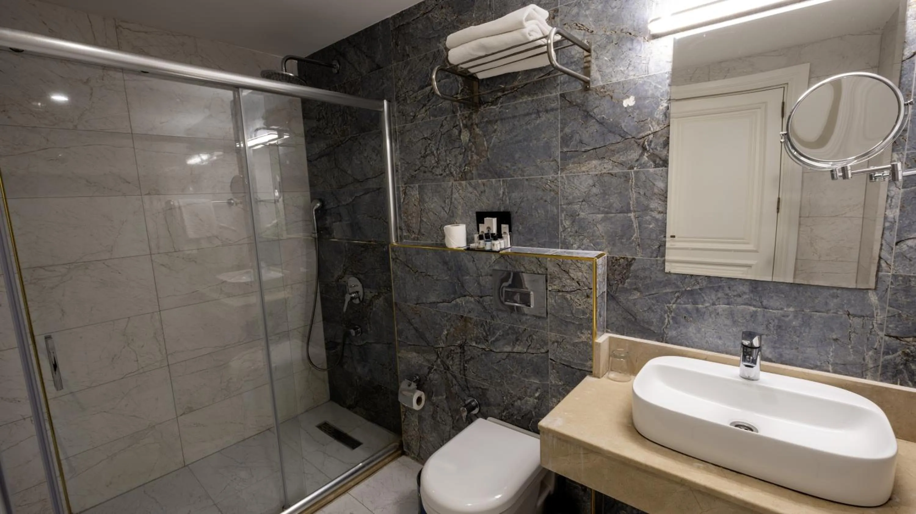 Shower in Mai İnci Otel