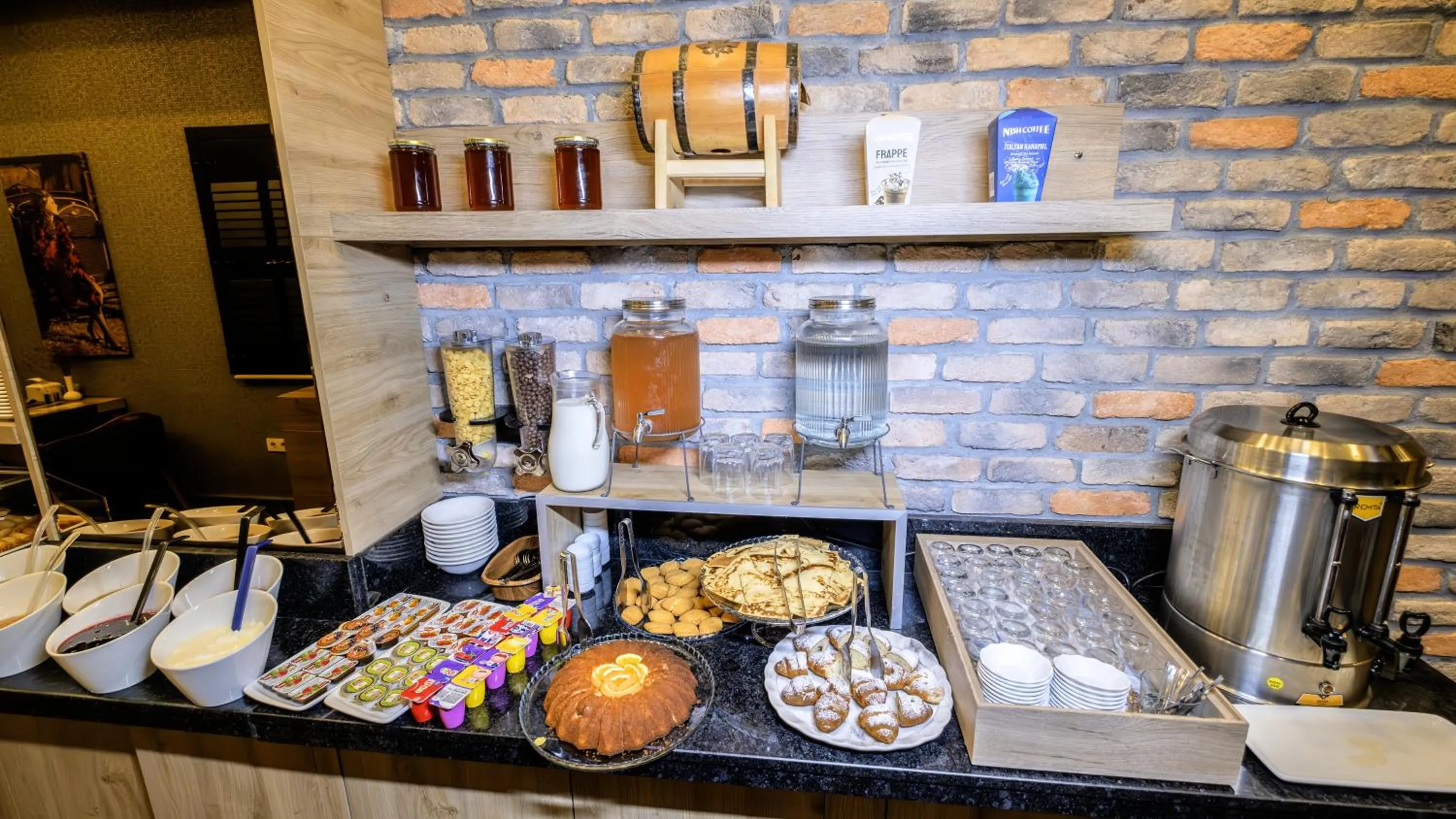 Restaurant/places to eat in Mai İnci Otel