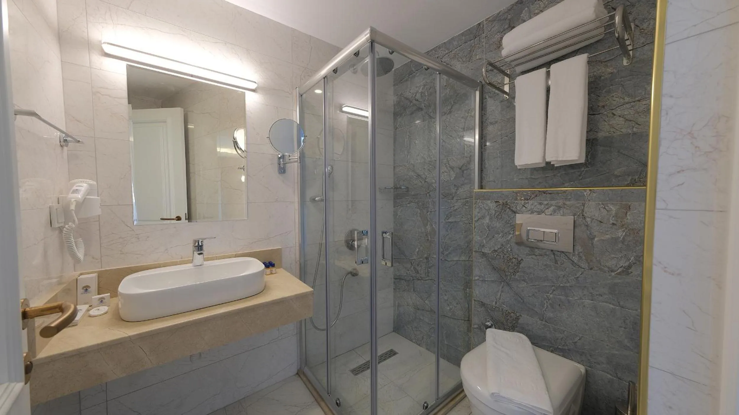 Bathroom in Mai İnci Otel