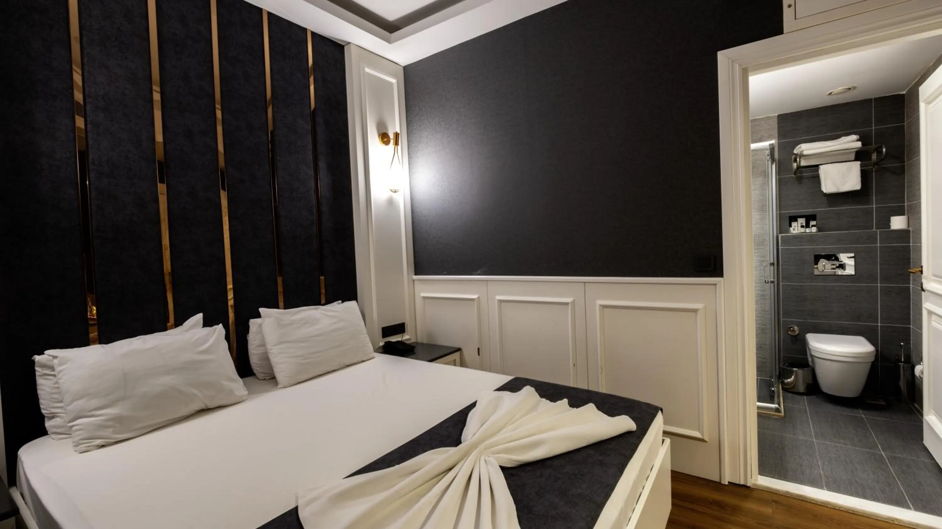 Toilet, Bed in Mai İnci Otel