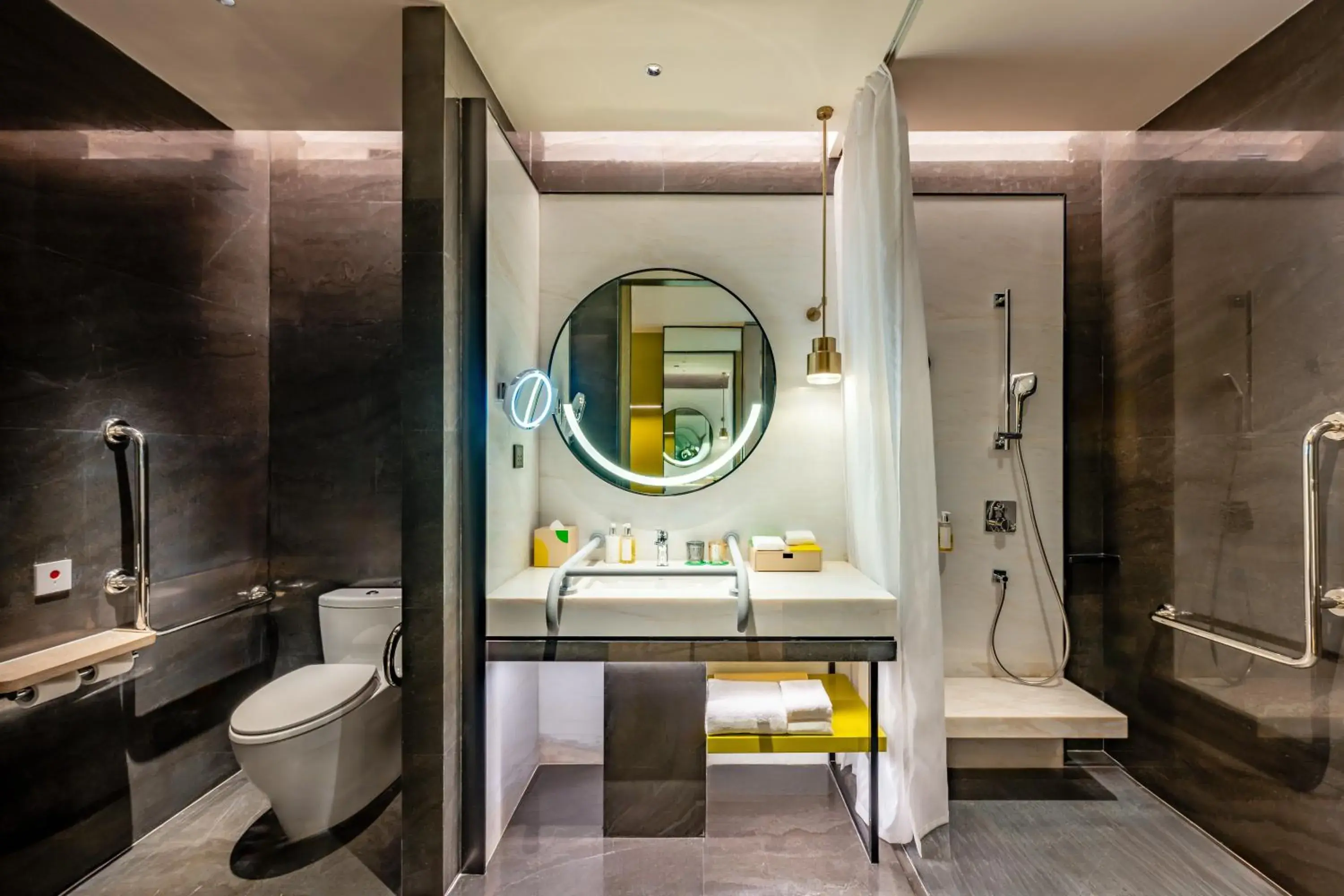 Double Room with Mobility Accessible Roll In Shower in Holiday Inn Chongqing Data Valley by IHG Double Room with Mobility Accessible Roll In Shower in Holiday Inn Chongqing Data Valley by IHG