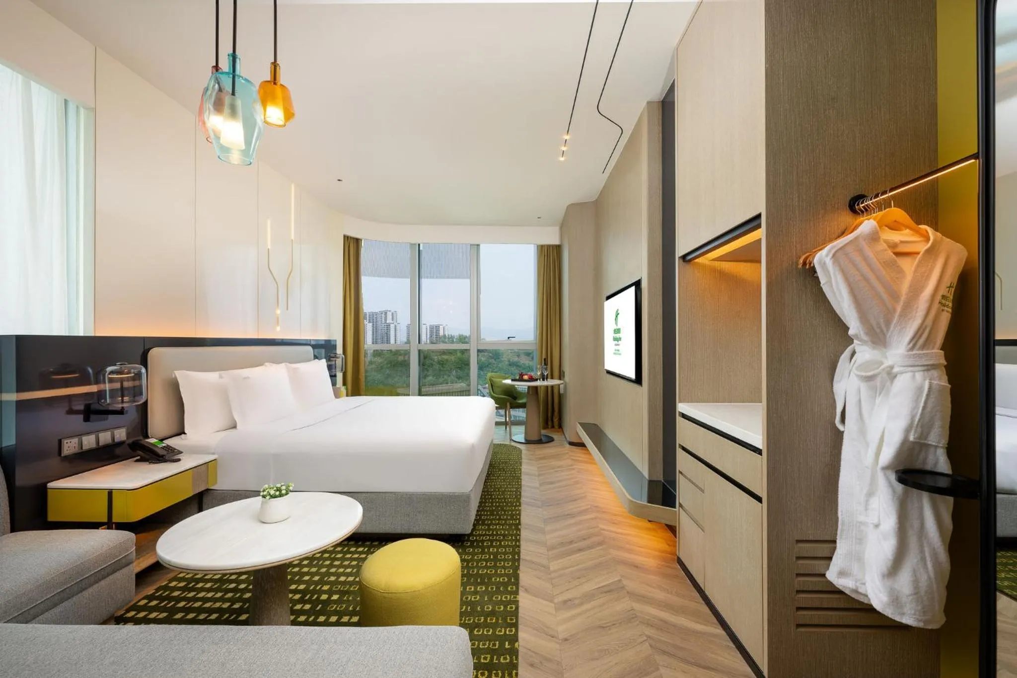Photo of the whole room, Bed in Holiday Inn Chongqing Data Valley by IHG
