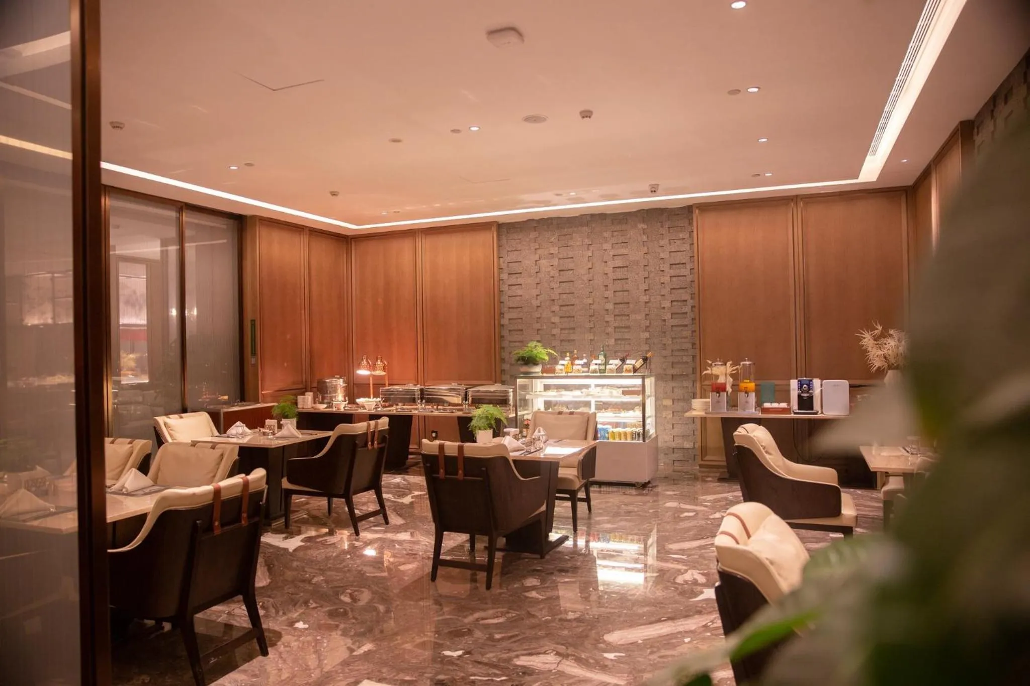 Lounge or bar in Crowne Plaza Chengdu Wuhou by IHG