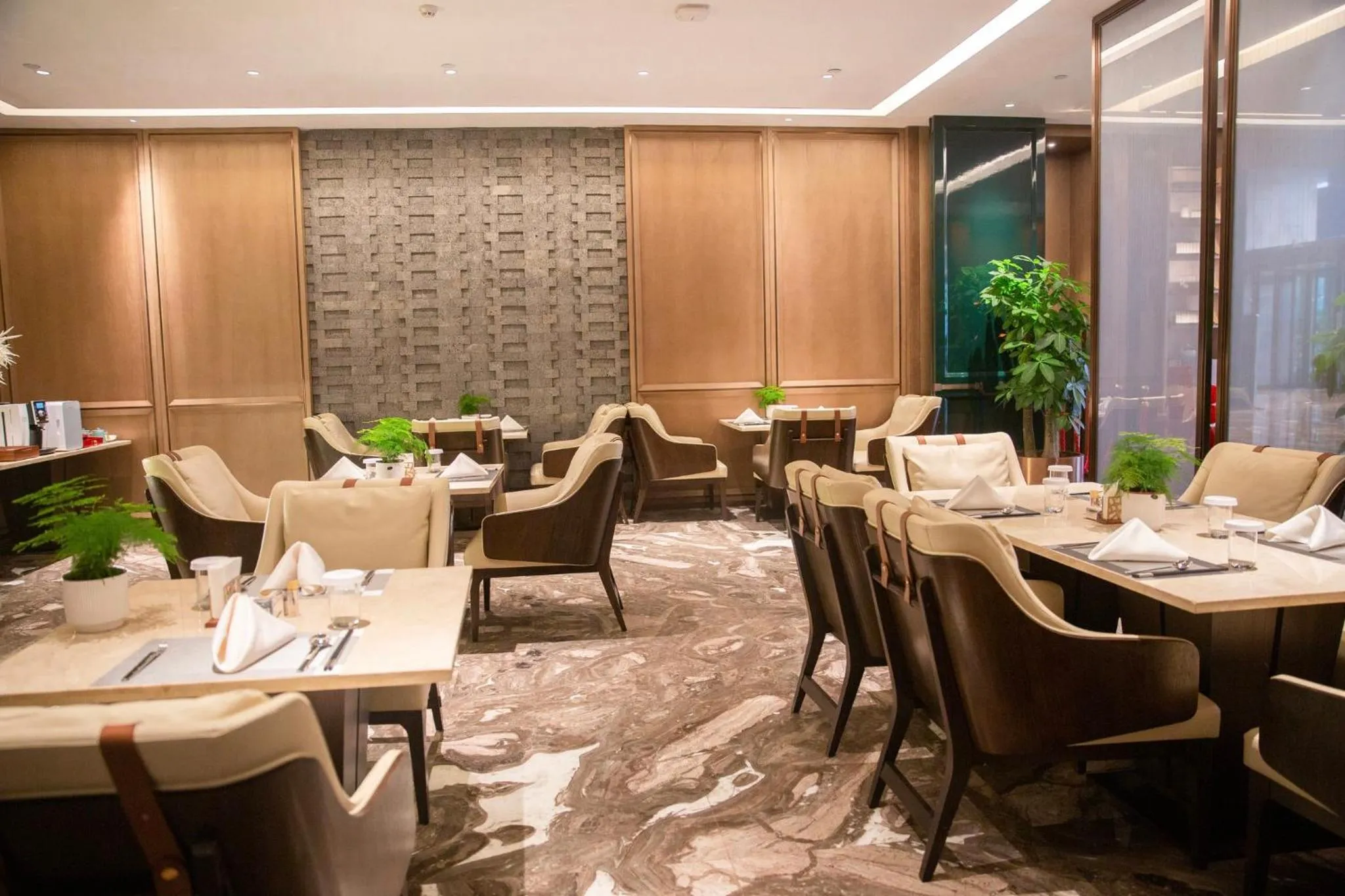 Lounge or bar in Crowne Plaza Chengdu Wuhou by IHG