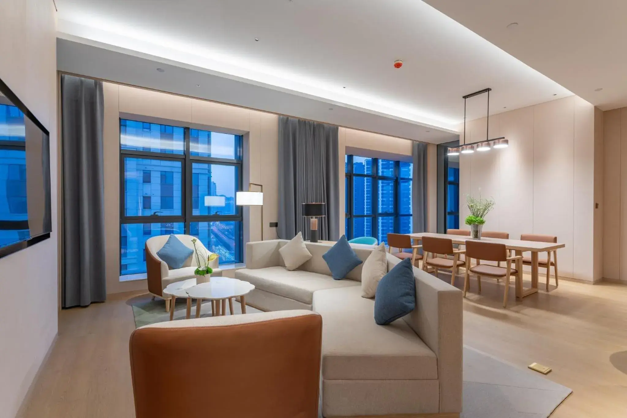 One-Bedroom King Suite with Dining Area - High Floor in Holiday Inn Taiyuan Sunshine by IHG One-Bedroom King Suite with Dining Area - High Floor in Holiday Inn Taiyuan Sunshine by IHG