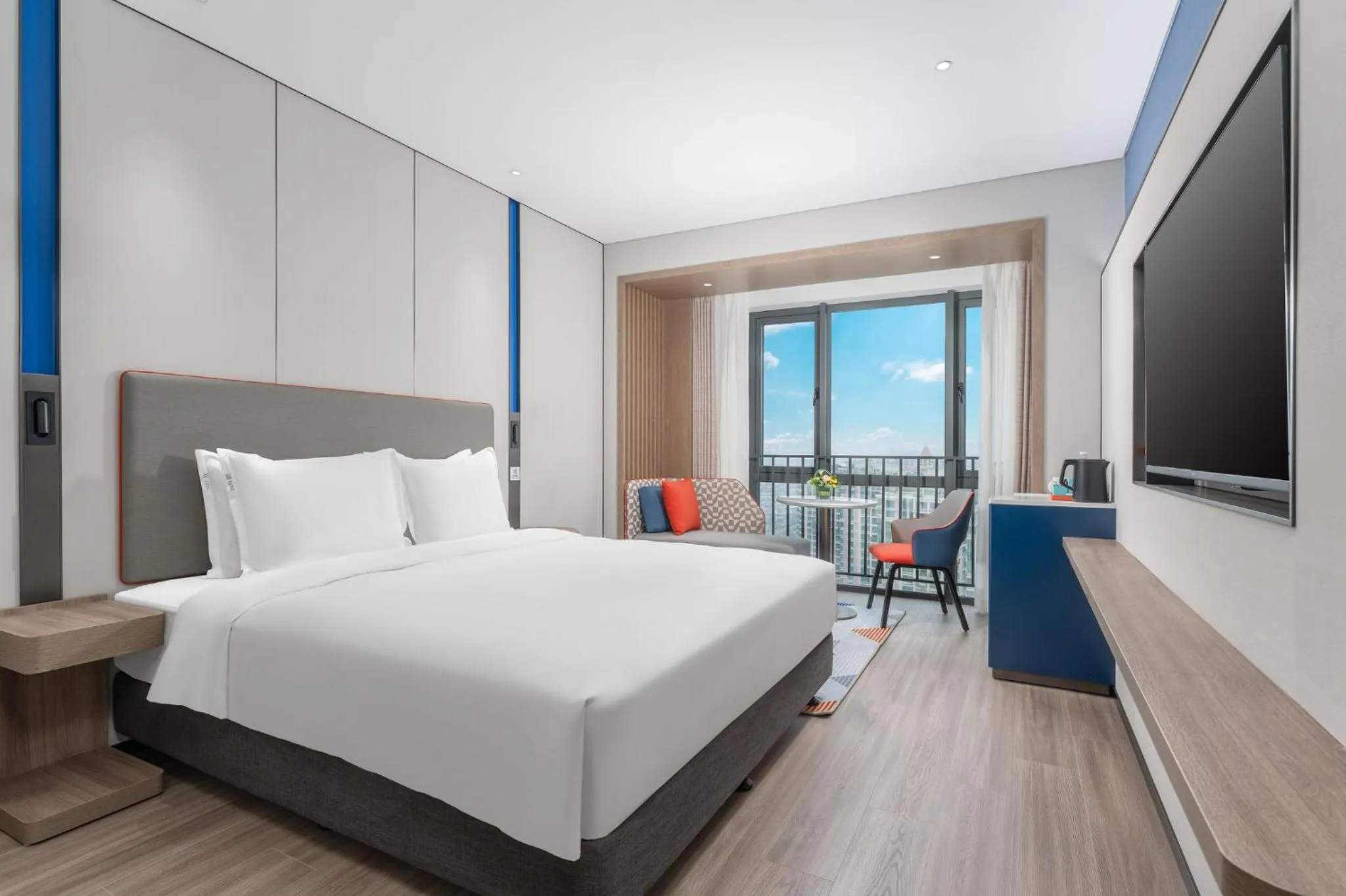 Photo of the whole room, Bed in Holiday Inn Express Guangzhou Panyu Dashi by IHG