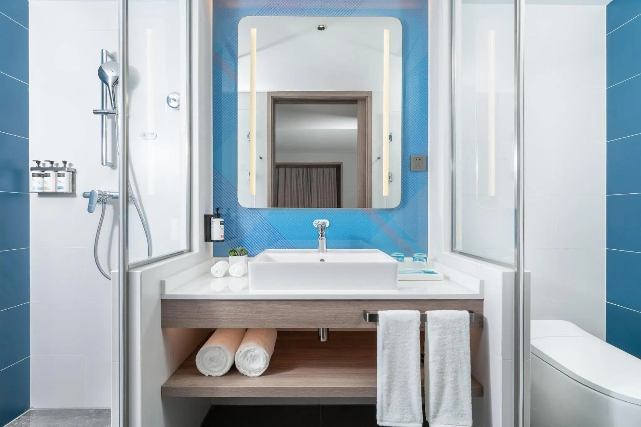 Photo of the whole room in Holiday Inn Express Guangzhou Panyu Dashi by IHG