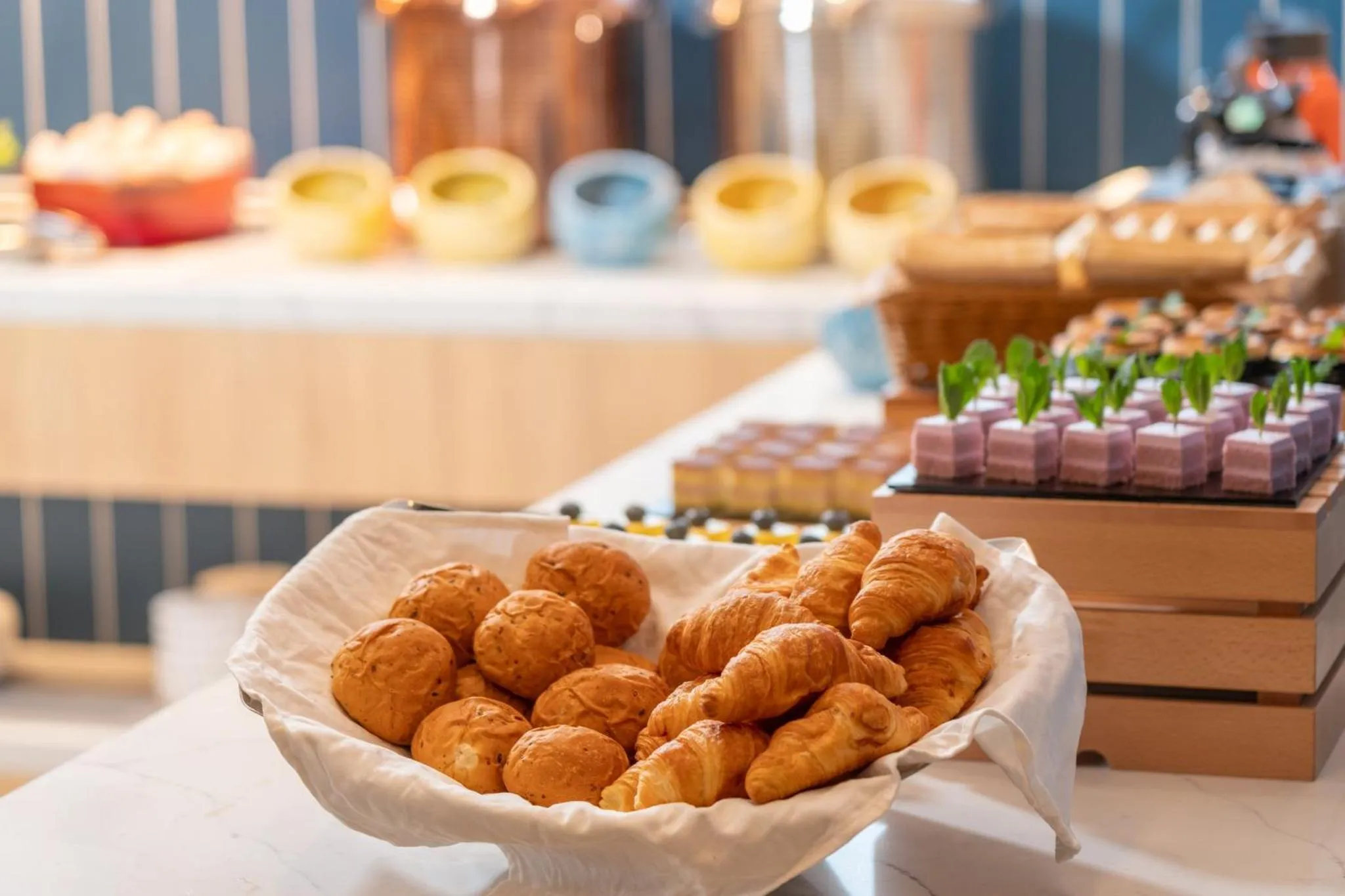 Restaurant/places to eat in Holiday Inn Express Guangzhou Panyu Dashi by IHG