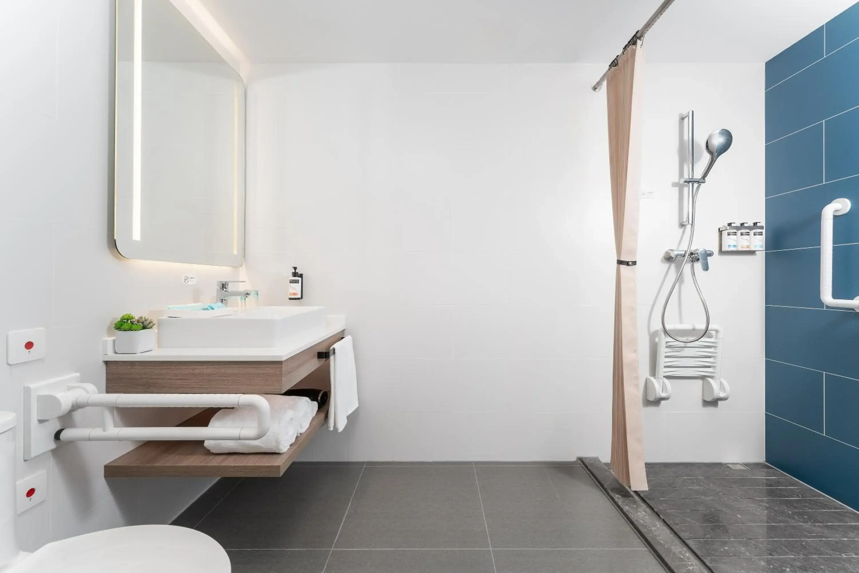 Standard King Room - Disability Access in Holiday Inn Express Guangzhou Panyu Dashi by IHG Standard King Room - Disability Access in Holiday Inn Express Guangzhou Panyu Dashi by IHG