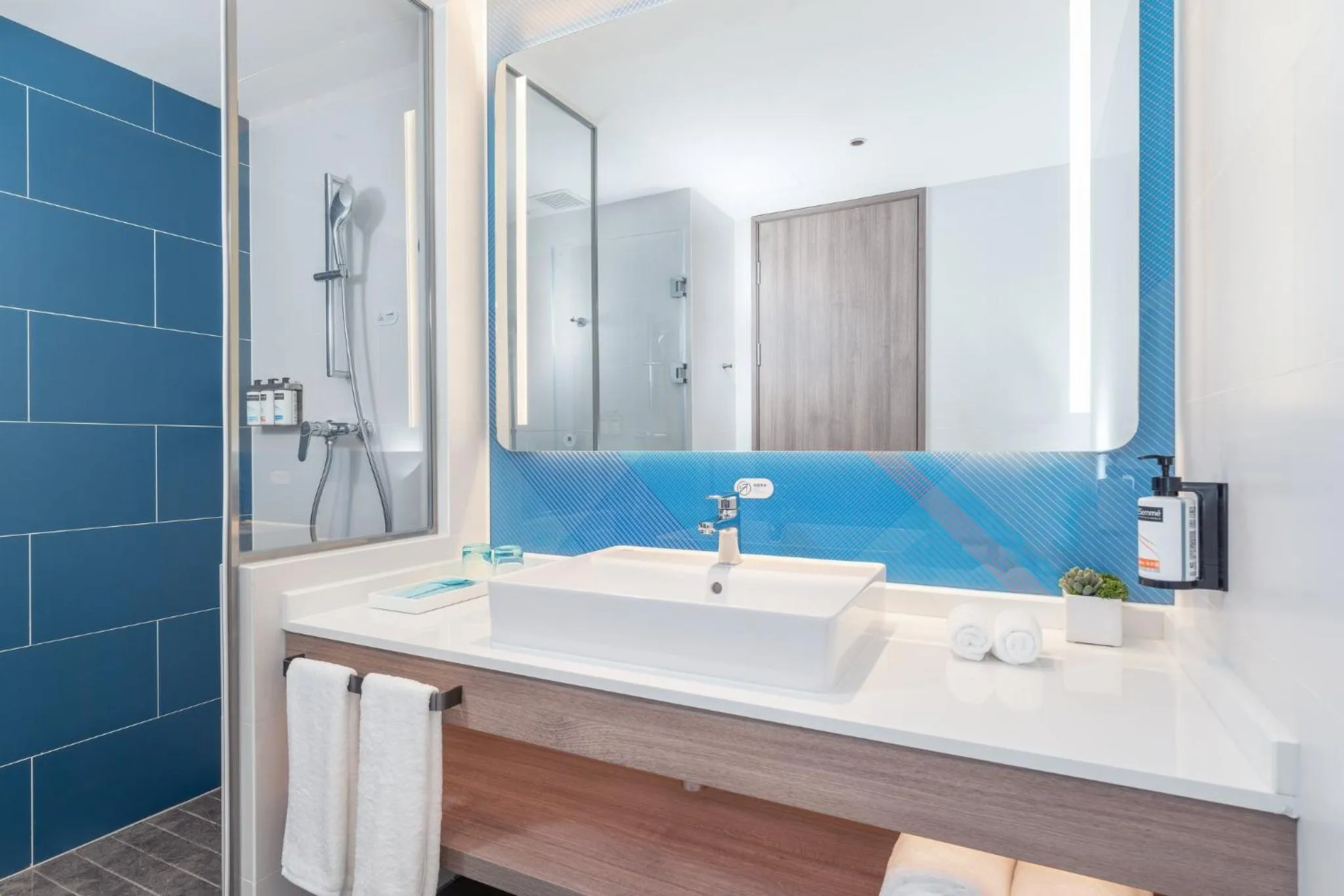 Photo of the whole room in Holiday Inn Express Guangzhou Panyu Dashi by IHG