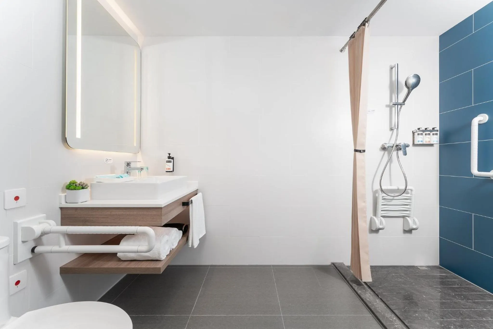 Photo of the whole room in Holiday Inn Express Guangzhou Panyu Dashi by IHG