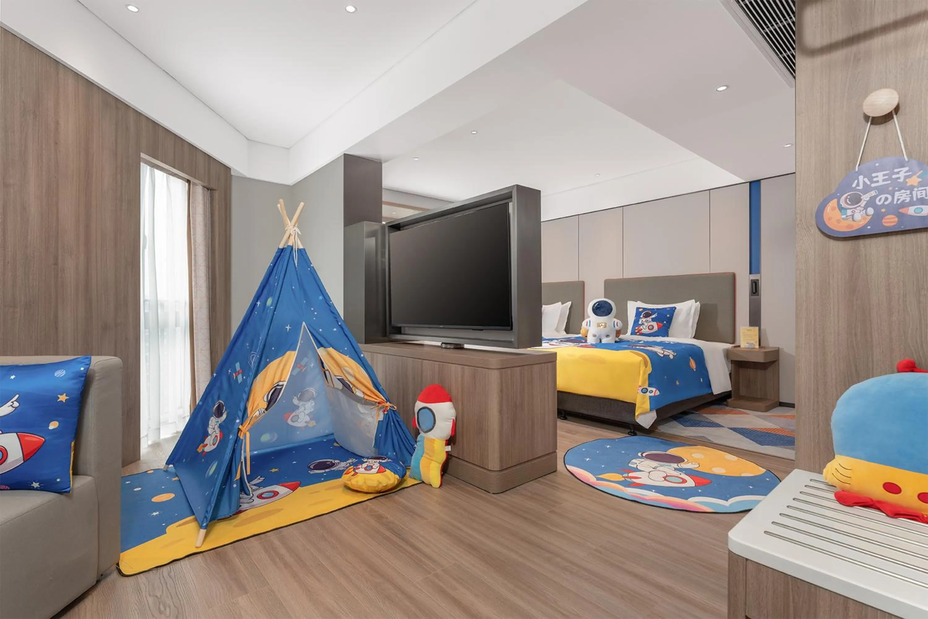 Photo of the whole room, Bed in Holiday Inn Express Guangzhou Panyu Dashi by IHG