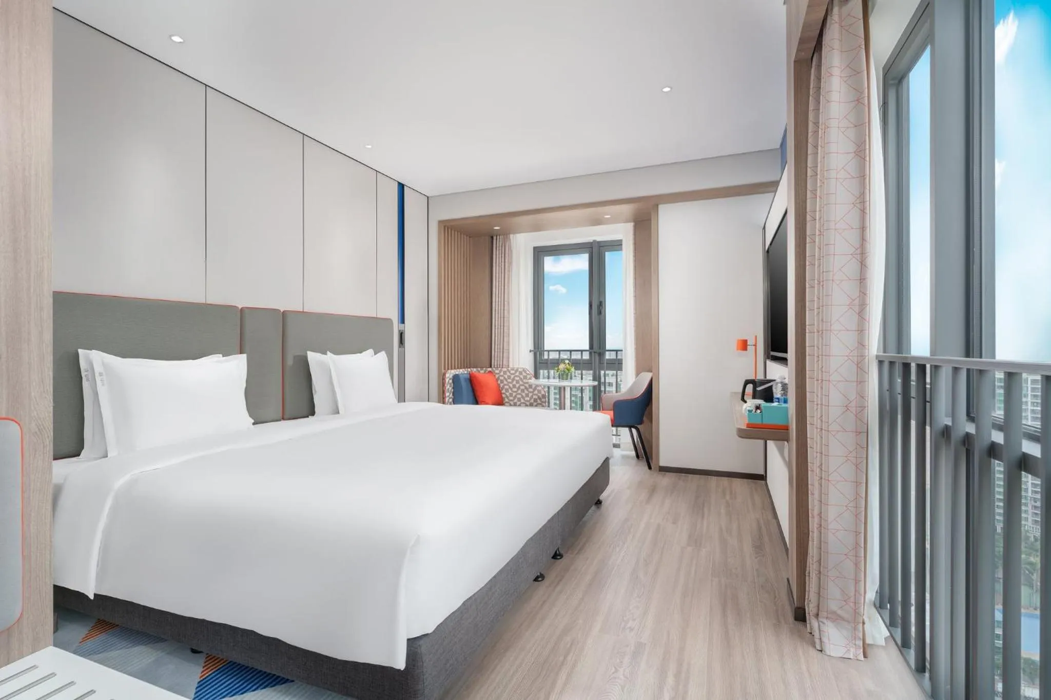 Photo of the whole room, Bed in Holiday Inn Express Guangzhou Panyu Dashi by IHG